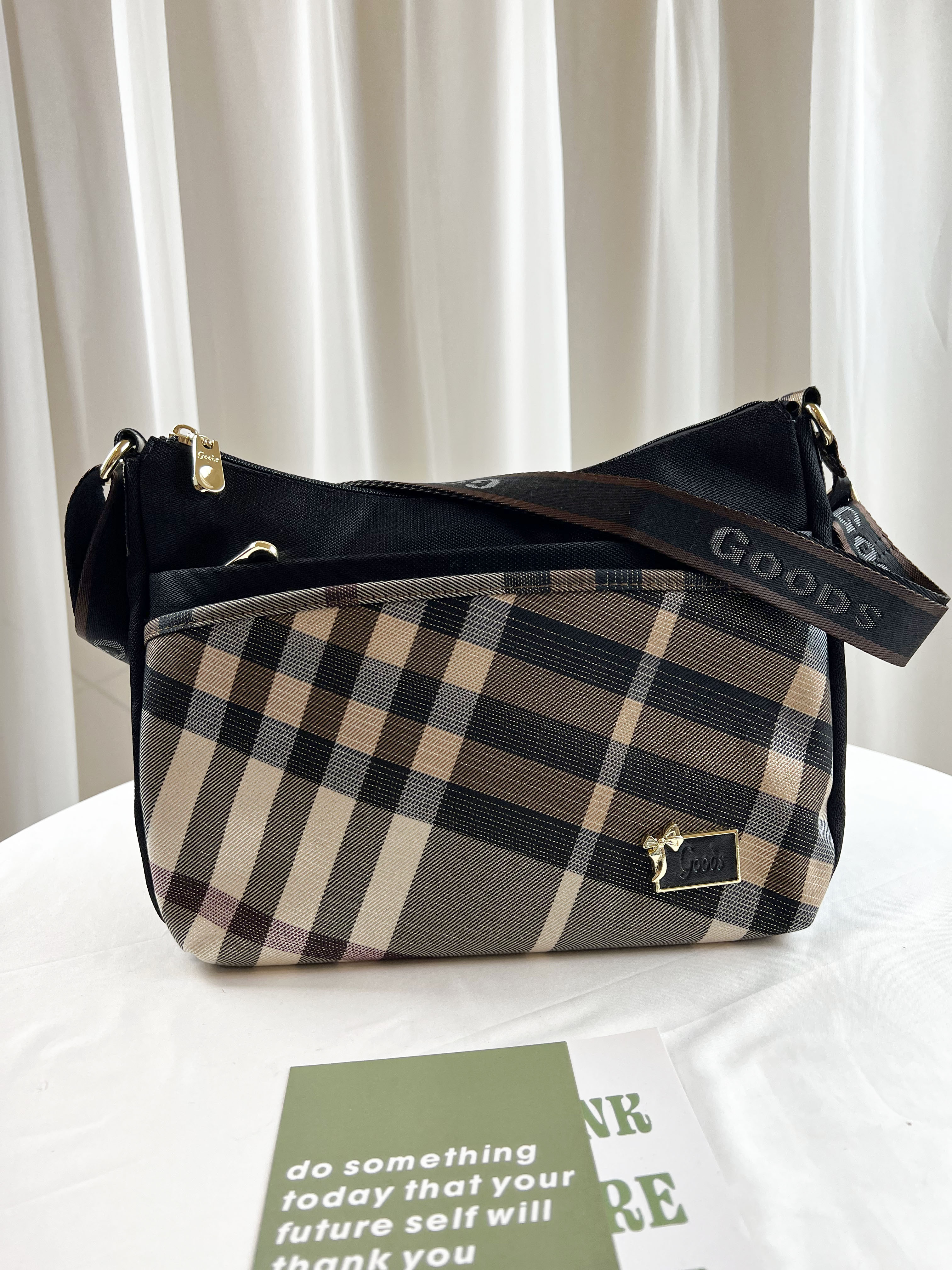 GOODS 金線大格黑拼色防潑水肩背包 / 側背包 #2638