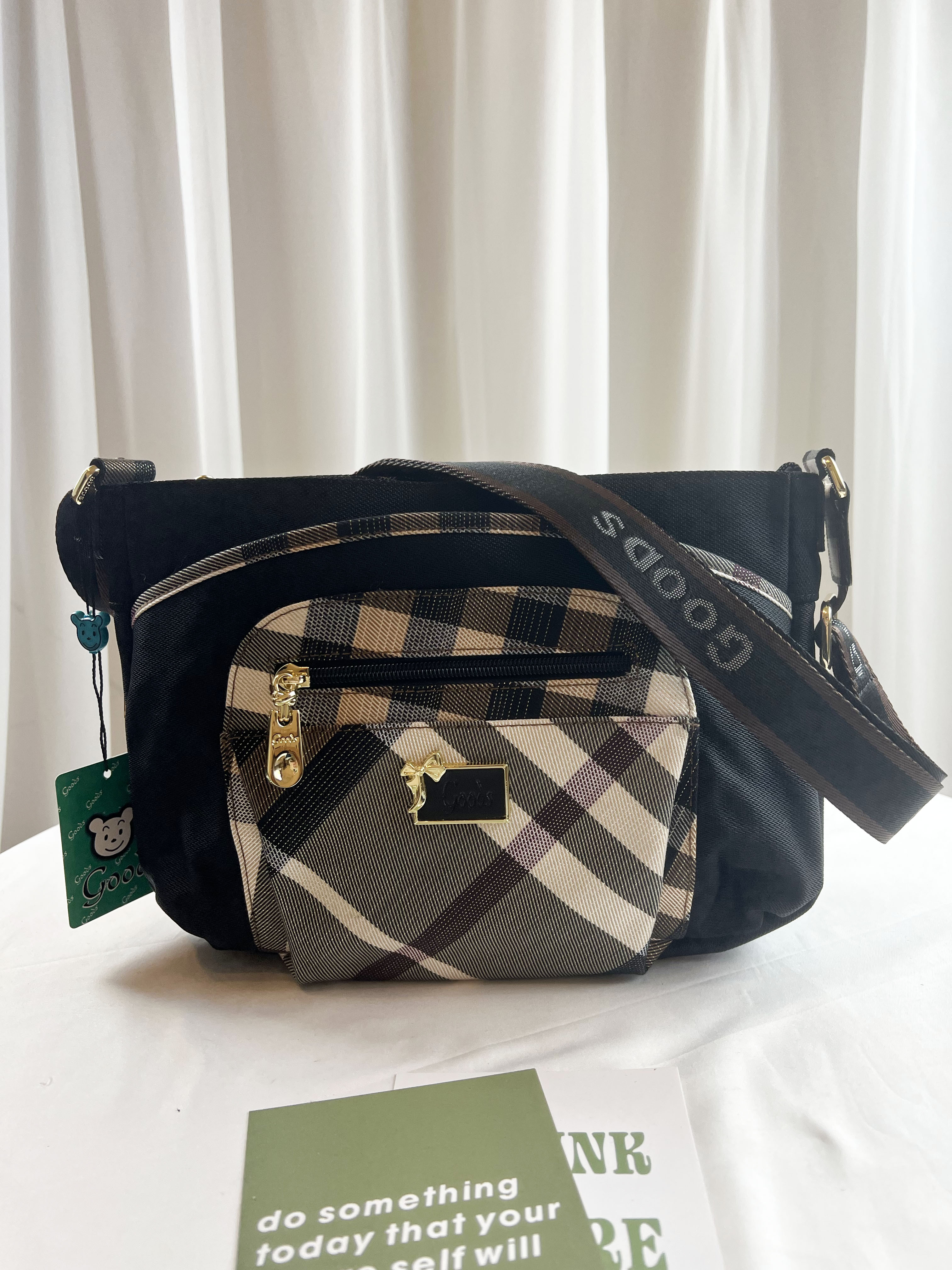 GOODS 金線大格黑經典拼色防潑水側背包 #2237