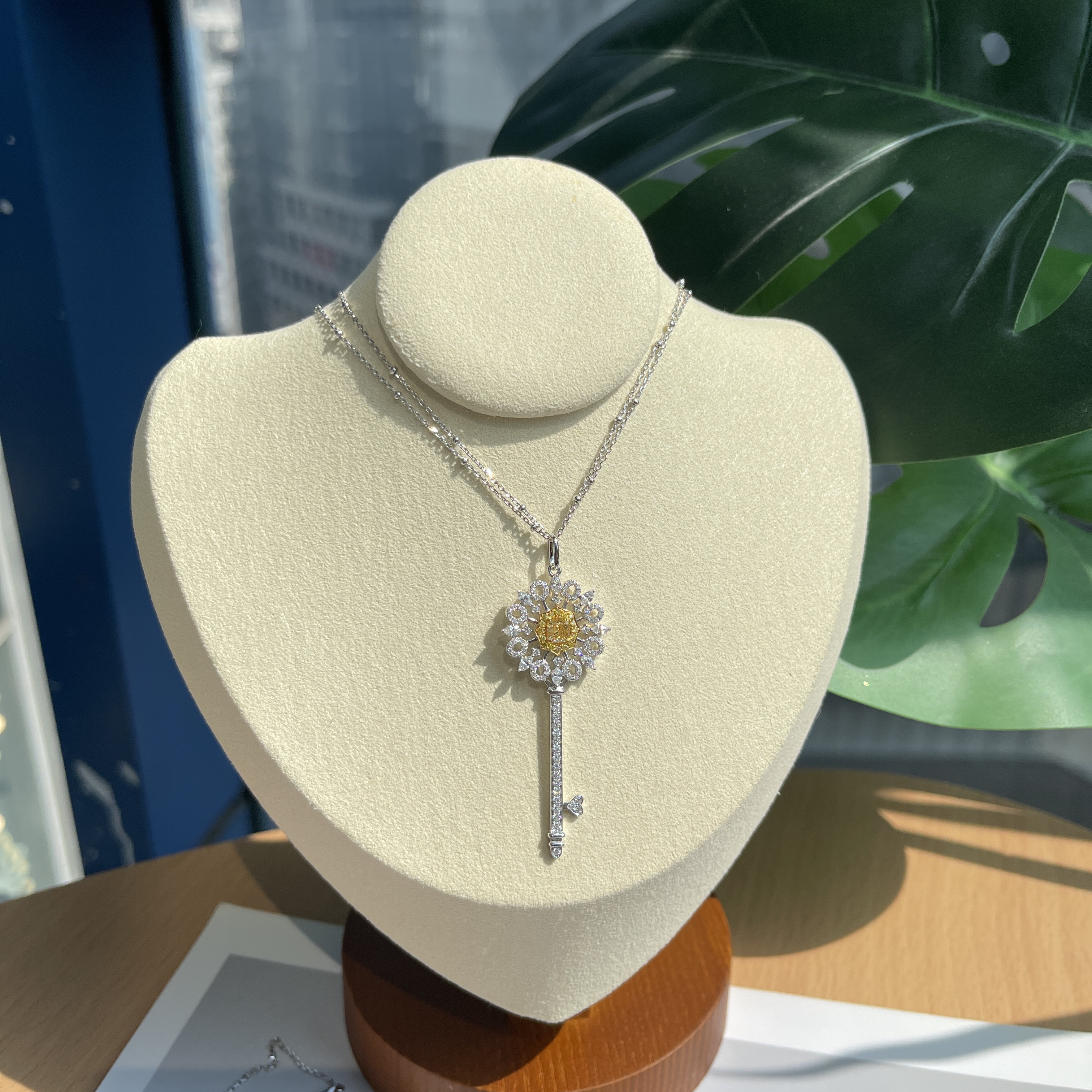 18K金濃彩黃鑽石鑰匙吊墜 - 款D