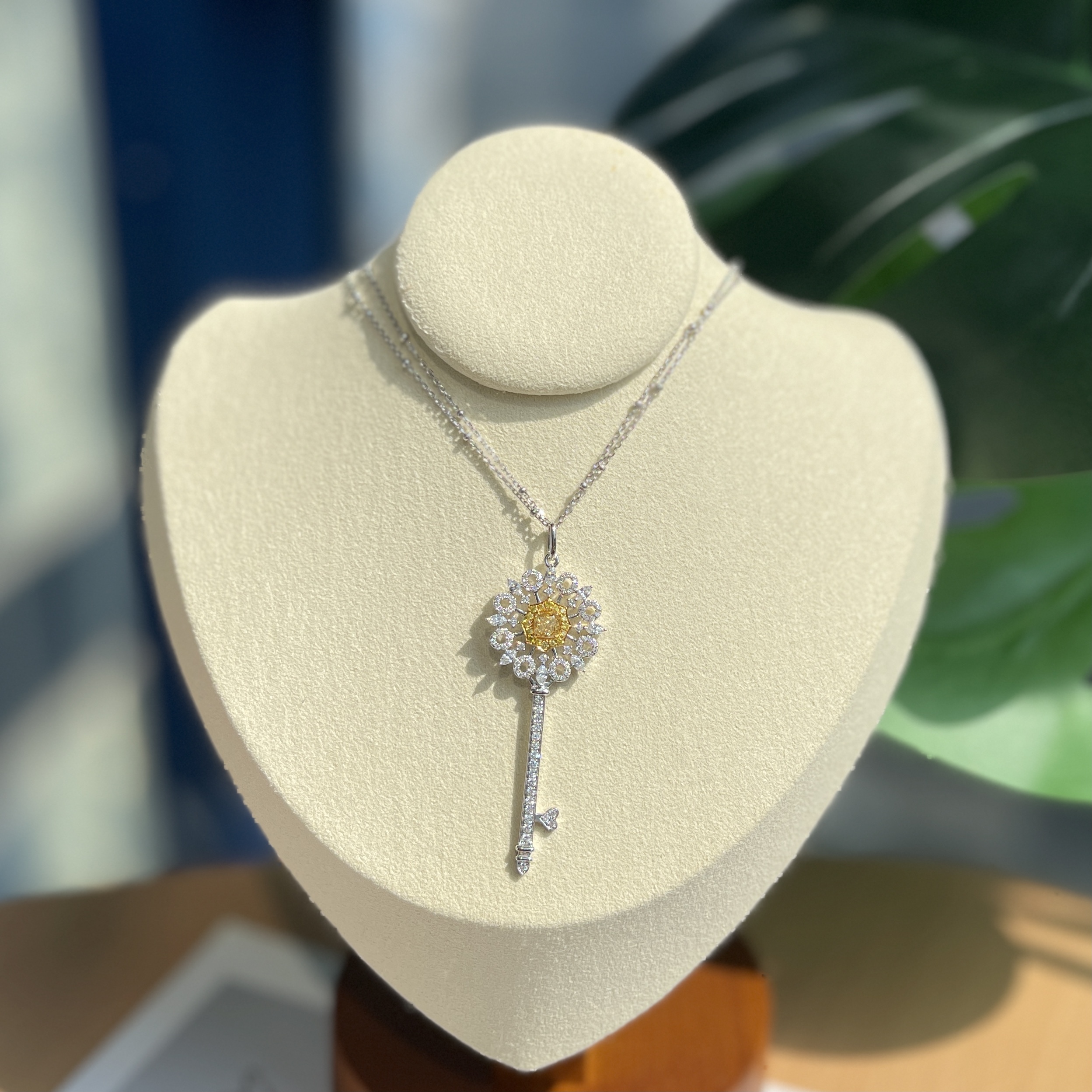 18K金濃彩黃鑽石鑰匙吊墜 - 款D