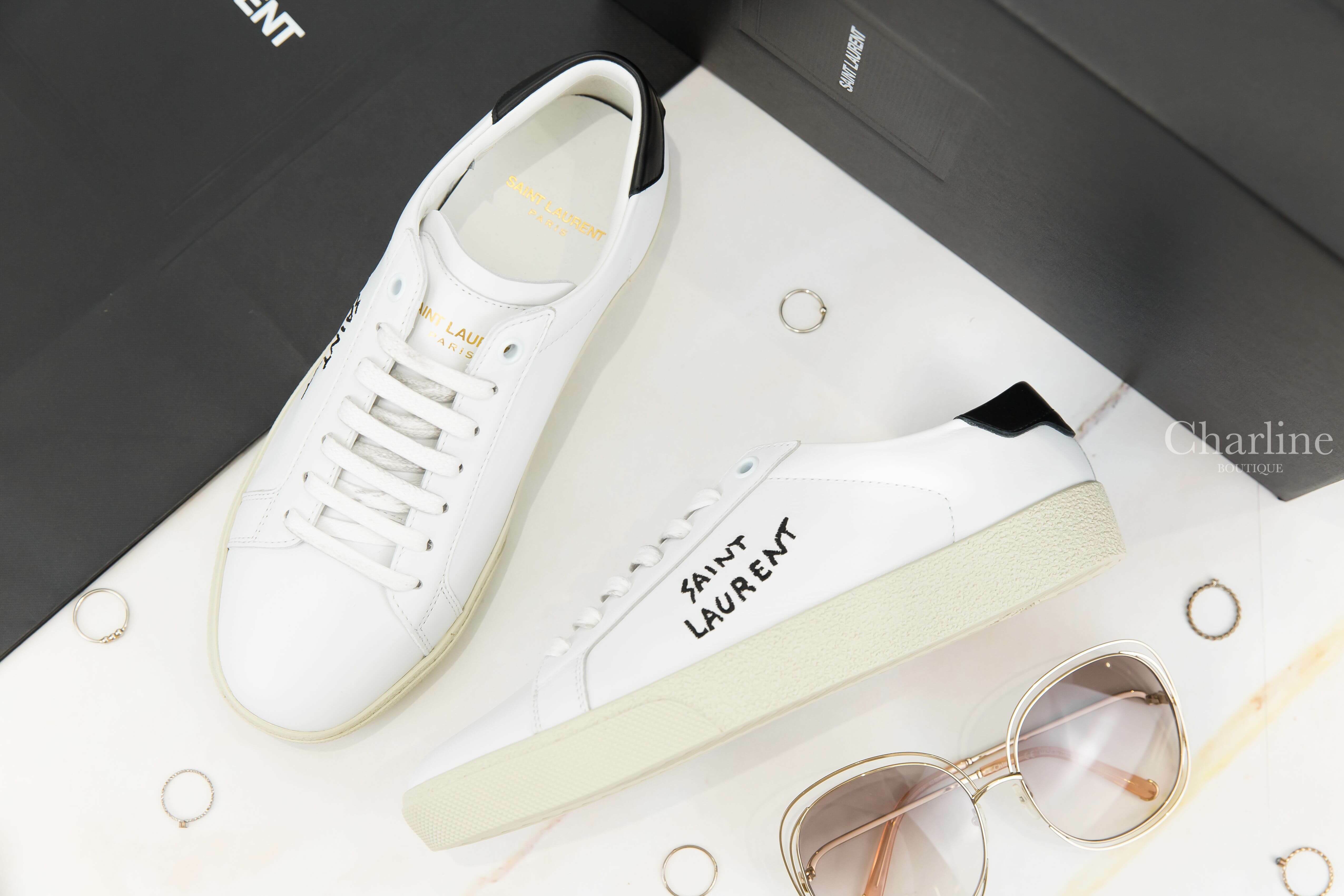 Saint Laurent Court Classic Sl/06 Embroidered Sneakers In Leather 光學白小牛皮黑尾側邊黑色刺繡 Logo 運動鞋-Charline Boutique 精品代購