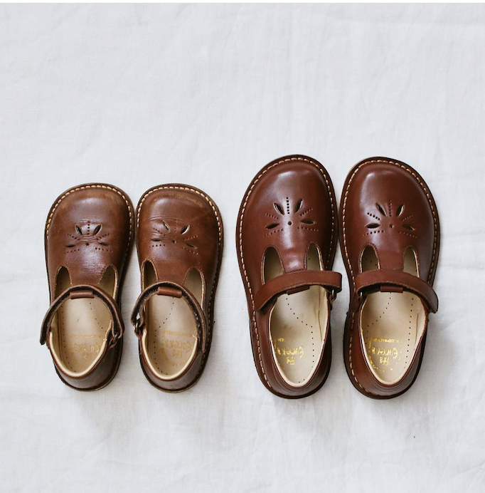 （預購）EUREKA 真皮雕花T字皮鞋 魔鬼氈款式