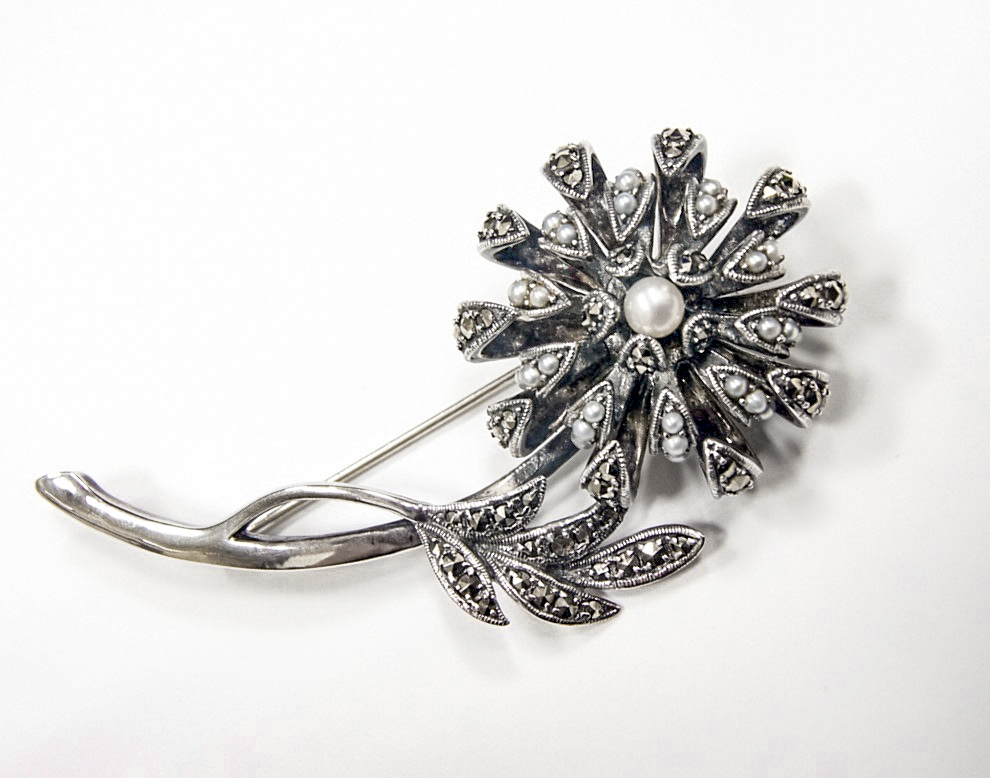 花朵綻放奢華胸針