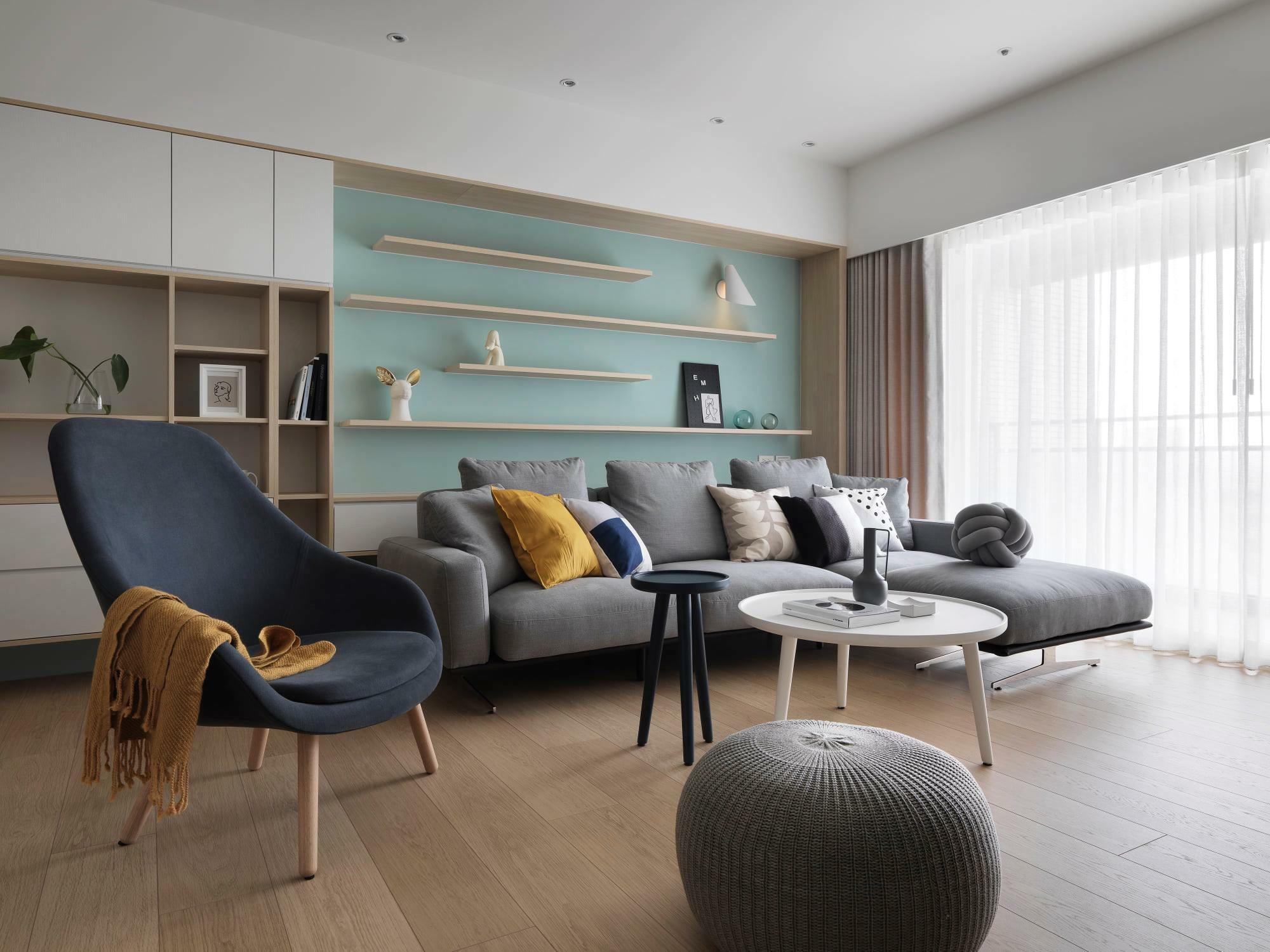 北歐風雖然總體上也和無印風一樣，以淺色、中性色調與木質元素為設計基底，但在材質挑選與顏色混搭上，相對繽紛許多。photo credit: 成舍設計