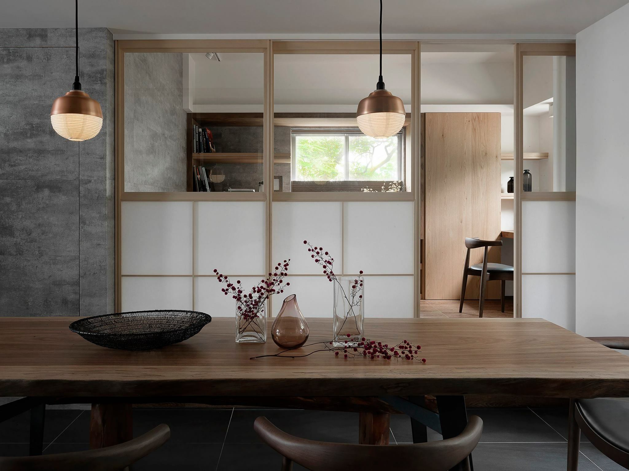 日式禪風講究自然、簡約和對稱的設計語彙，偏好使用木頭、竹子、稻草等材料，強調天然的質地，運用的色彩以淺色為主，像是米白、淺藍、淺綠、淺灰色。日式禪風相當重視雅緻的木工，或是自然光線的引入角度等細節。