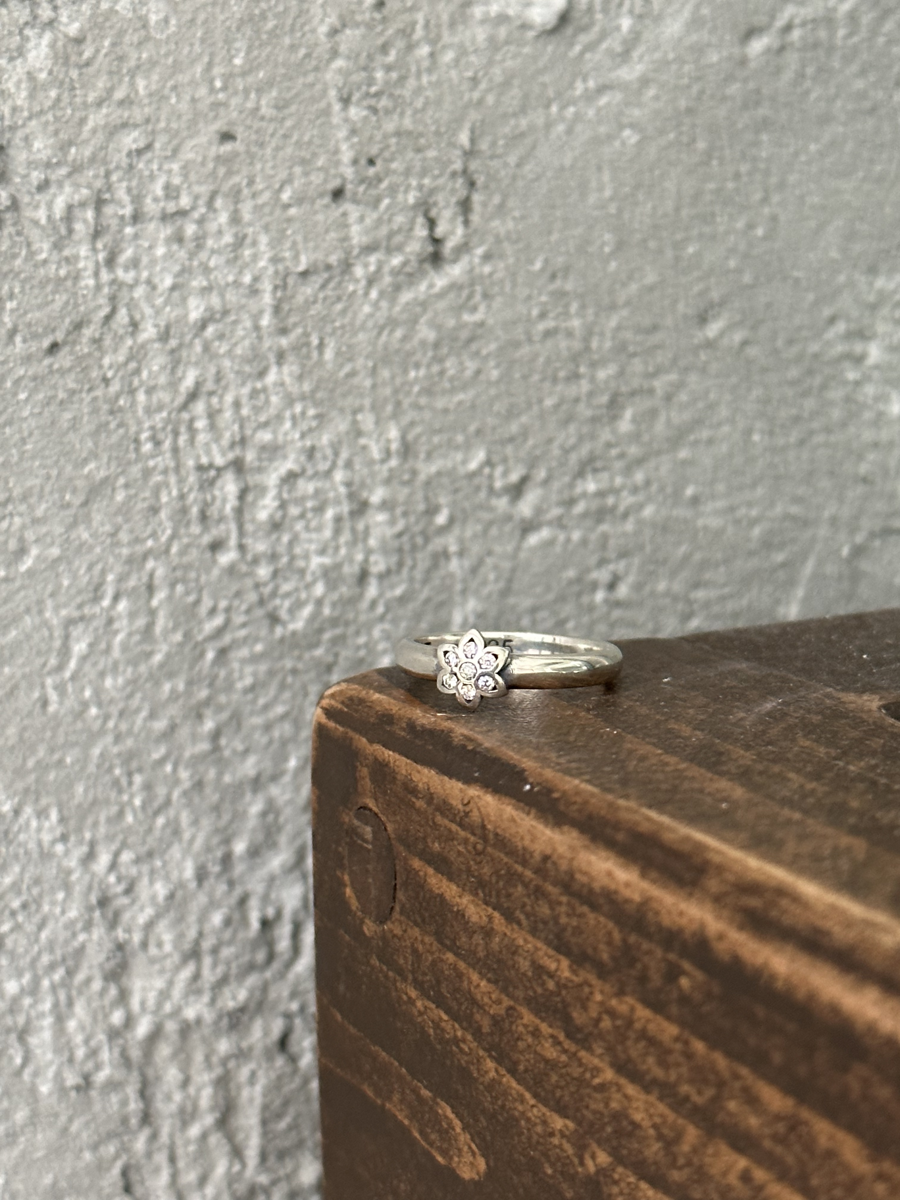 Cut Out Rosette Thin Band Ring w/Diamonds