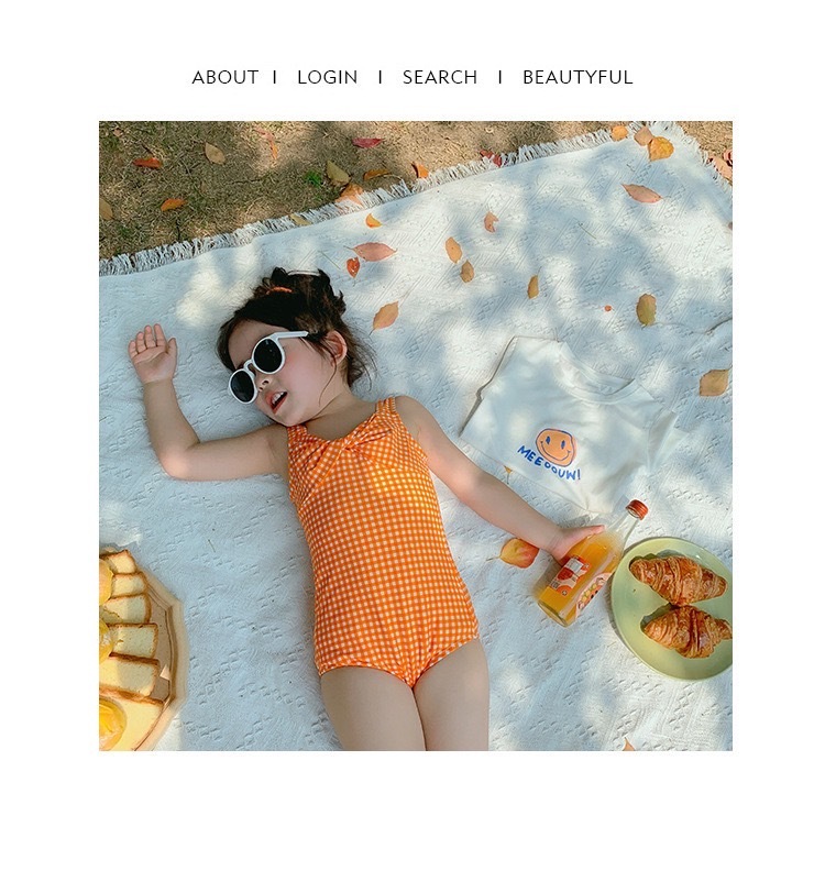 這是可愛的橘蝴蝶結格子泳衣