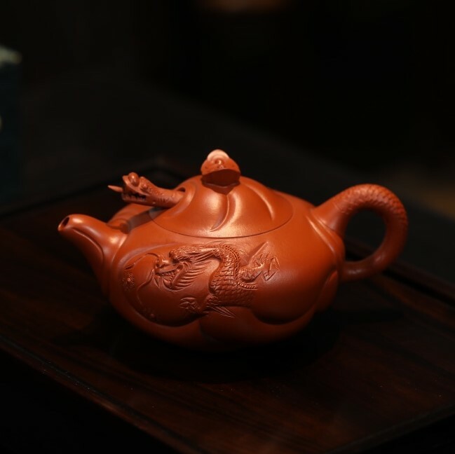 【魚化龍】--此壺的造型構思巧妙，魚、龍、雲的裝飾與壺身渾然一體