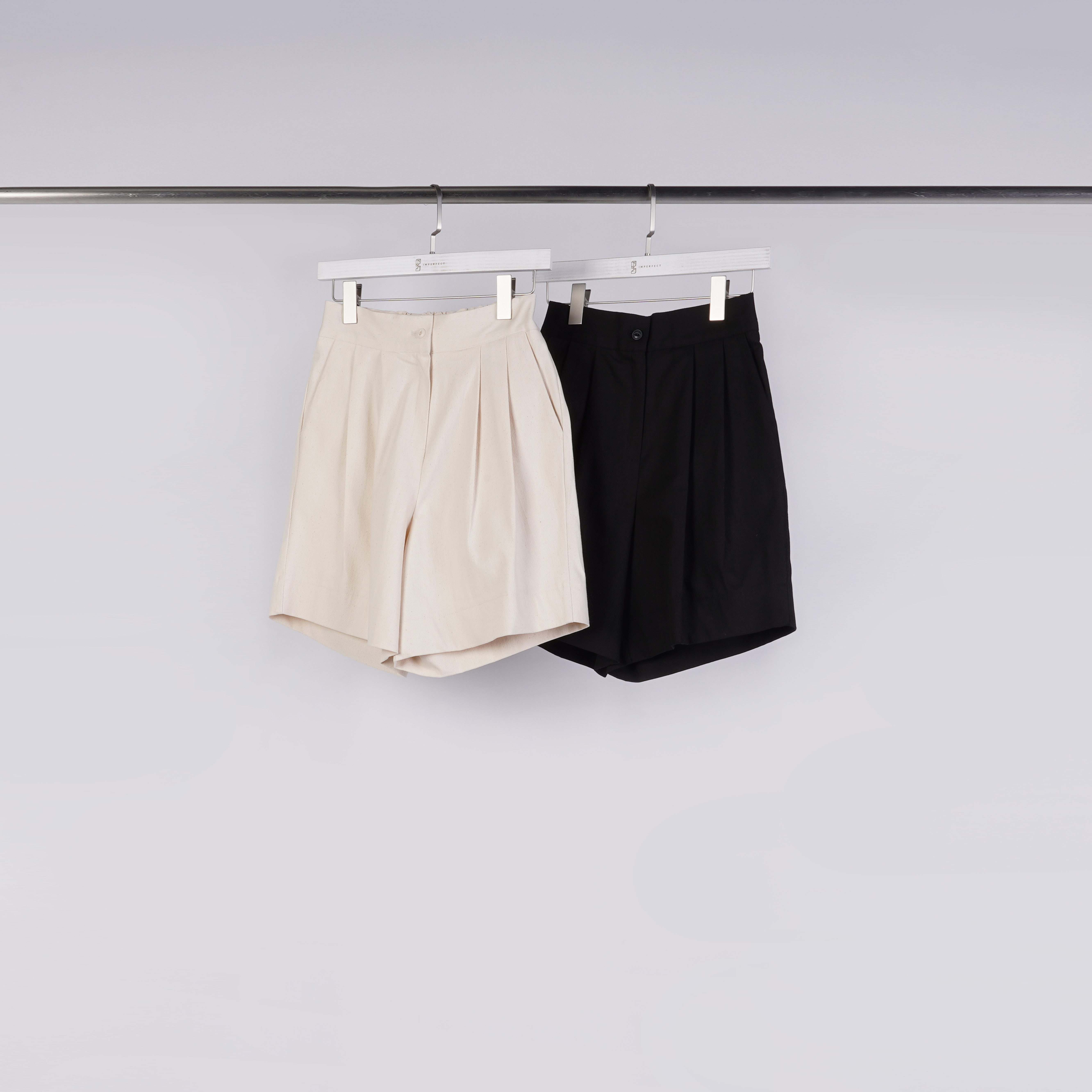 單釦壓褶短褲 | 2色