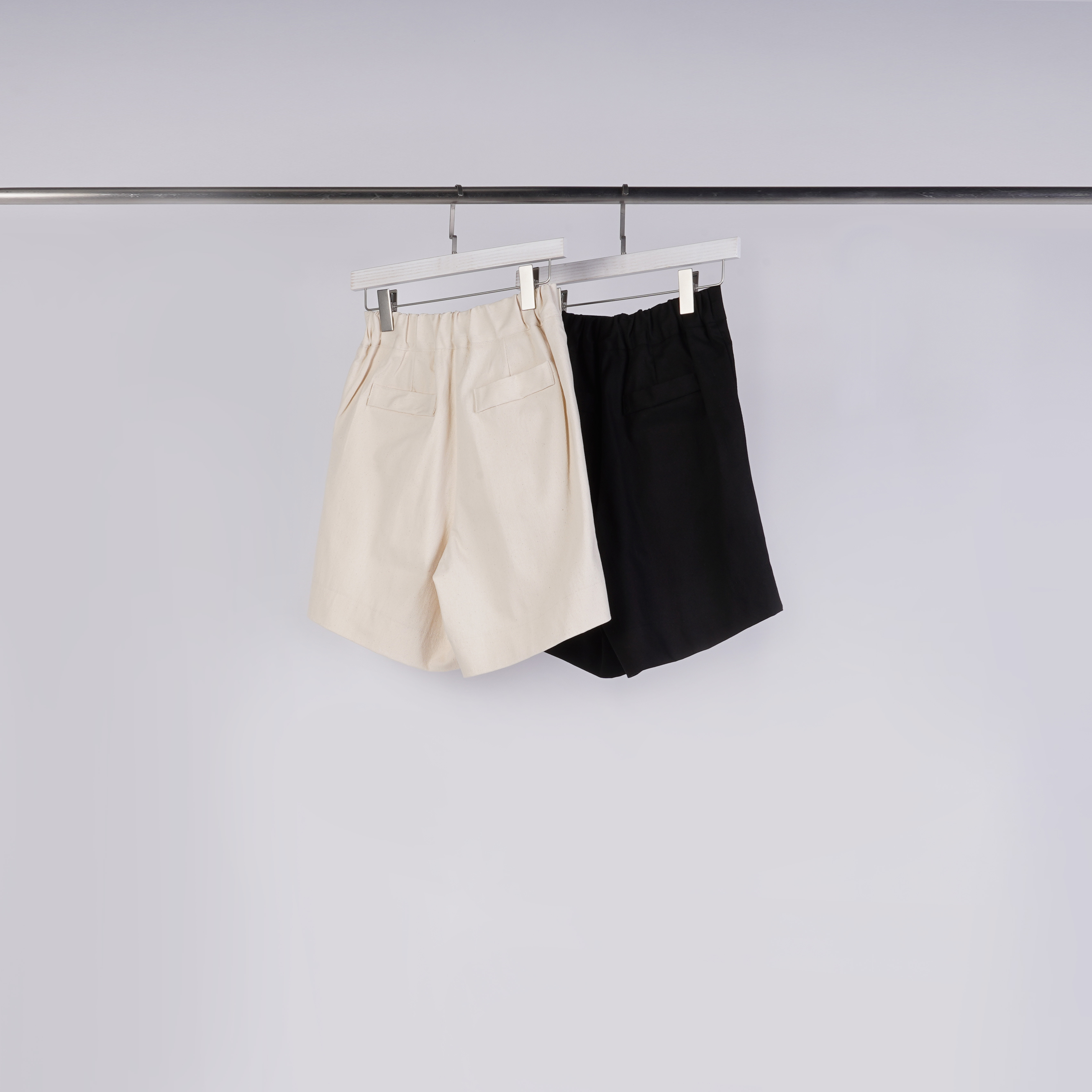 單釦壓褶短褲 | 2色