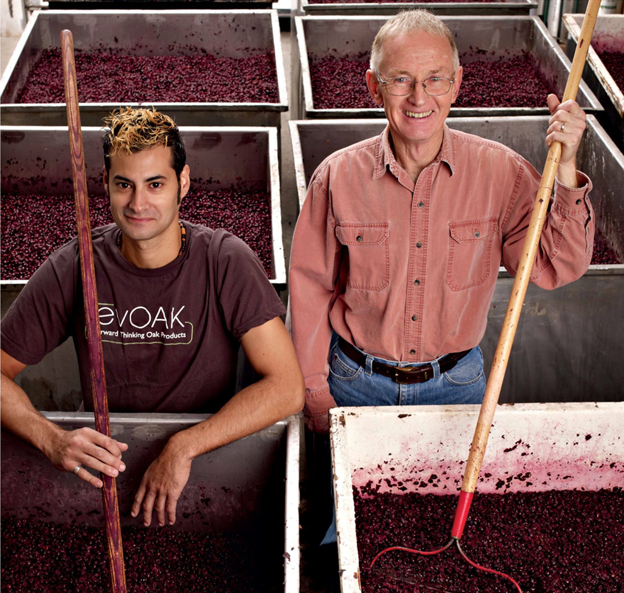 趕食髦_食髦酒窖 加拿大詩樽酒莊的釀酒師合影