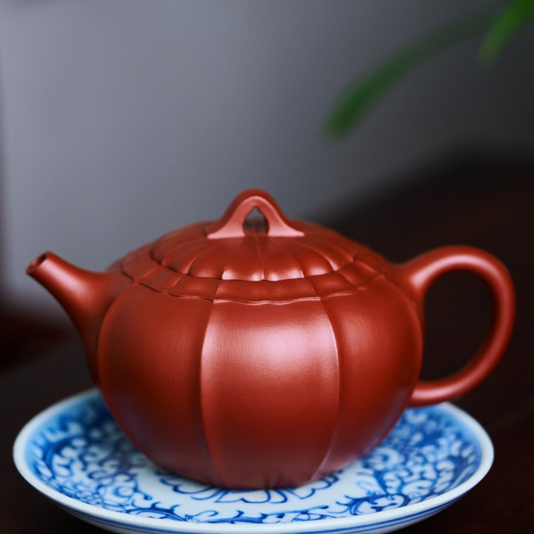 【唯心】--比例協調，壺身細膩柔和，自然流暢，宛若天成。