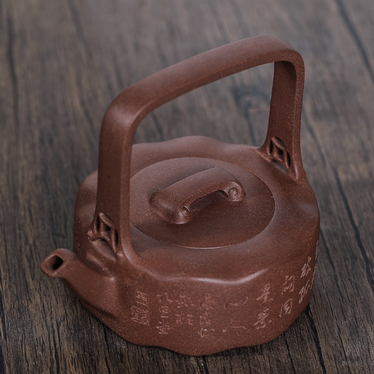 【金錢如意提梁】壺體圓潤而不失剛勁，有如磐石，動中有靜，靜中有動，很有曲線曼妙之感，古樸而典雅