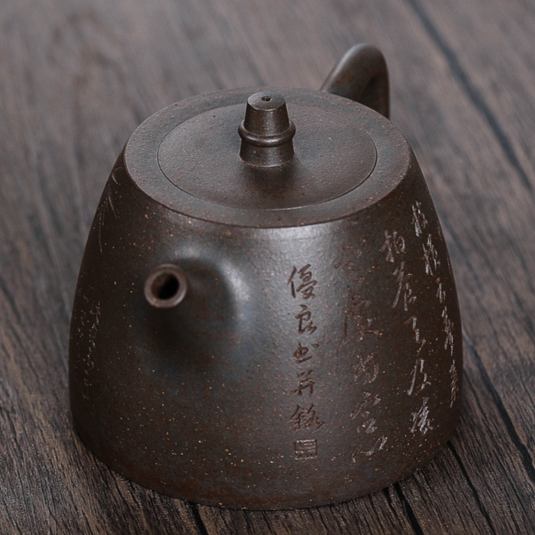 【漢鐸壺】壺身造型規整，底部略大於上部，耳形鋬似圓又方