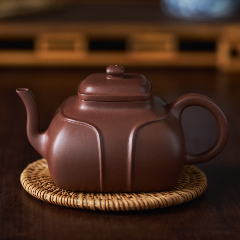 【玉帶】-- 整器清趣繞樑，流溢著氣度非凡的華貴之美