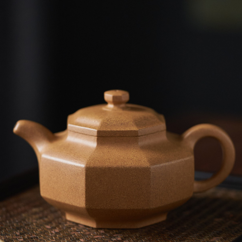 【福臨八方】-- “八”在中國文化中像徵著吉祥財運、幸福安康。