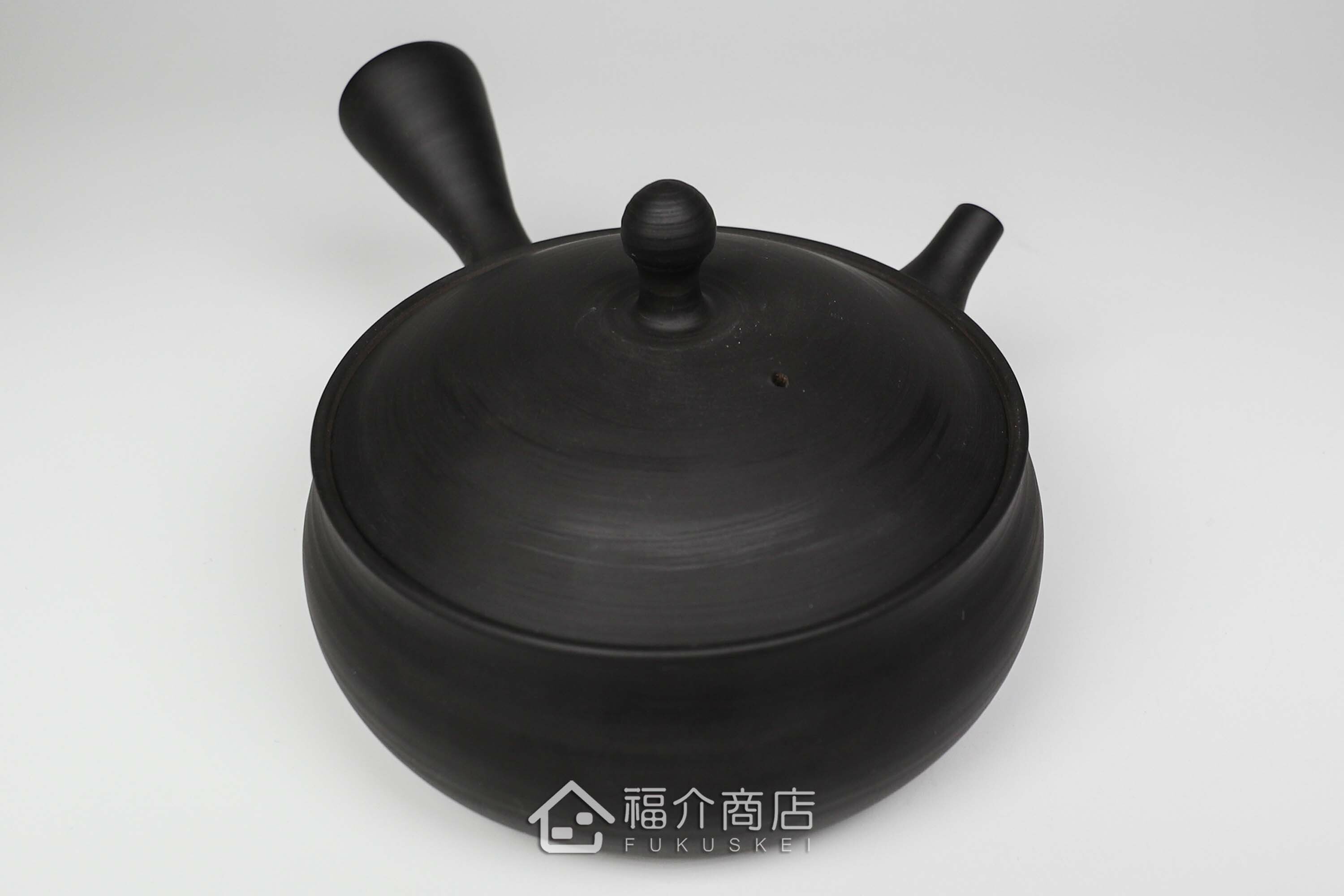 泡茶用的黑色淺型陶壺