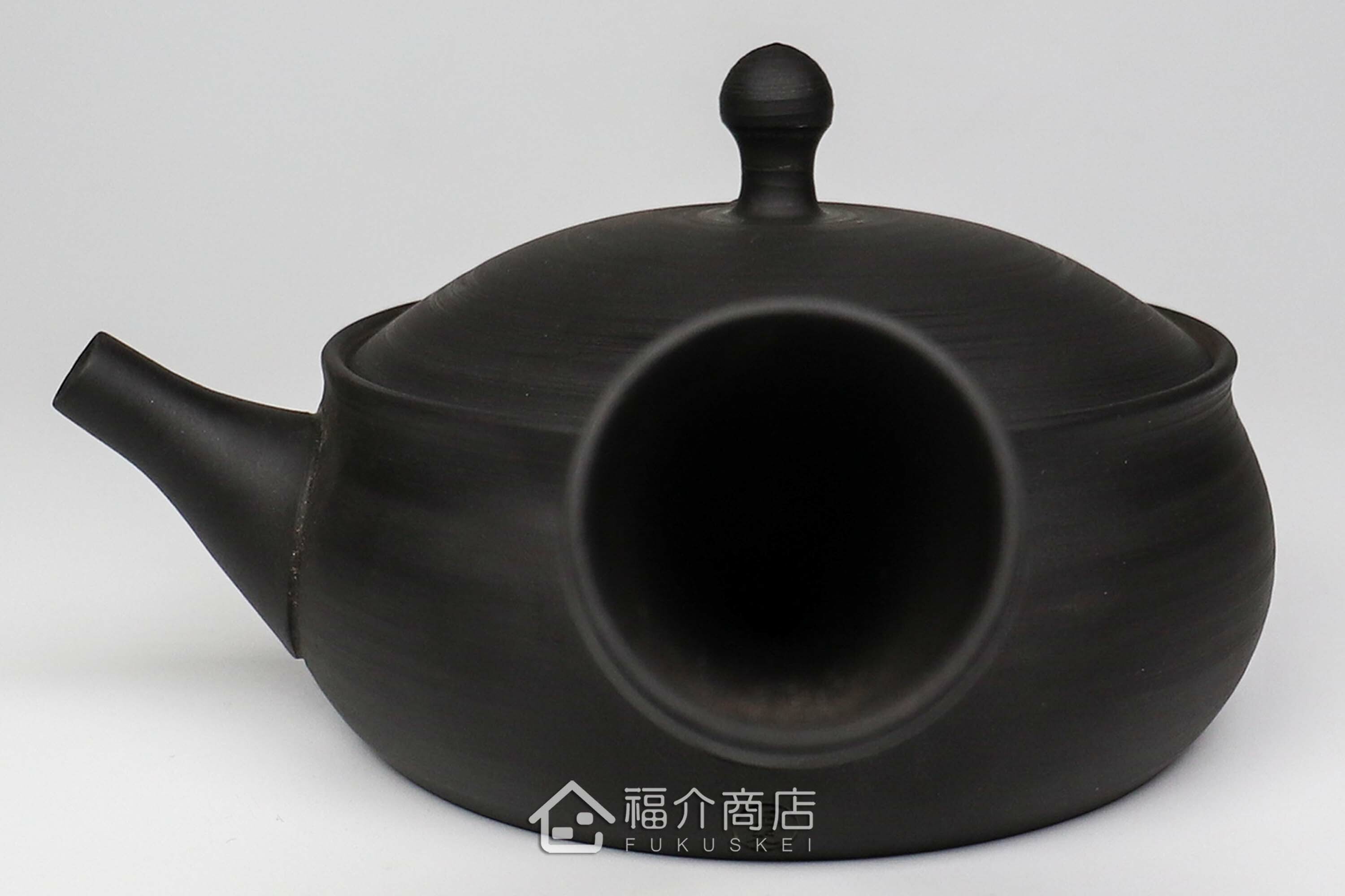 泡茶用的黑色淺型陶壺