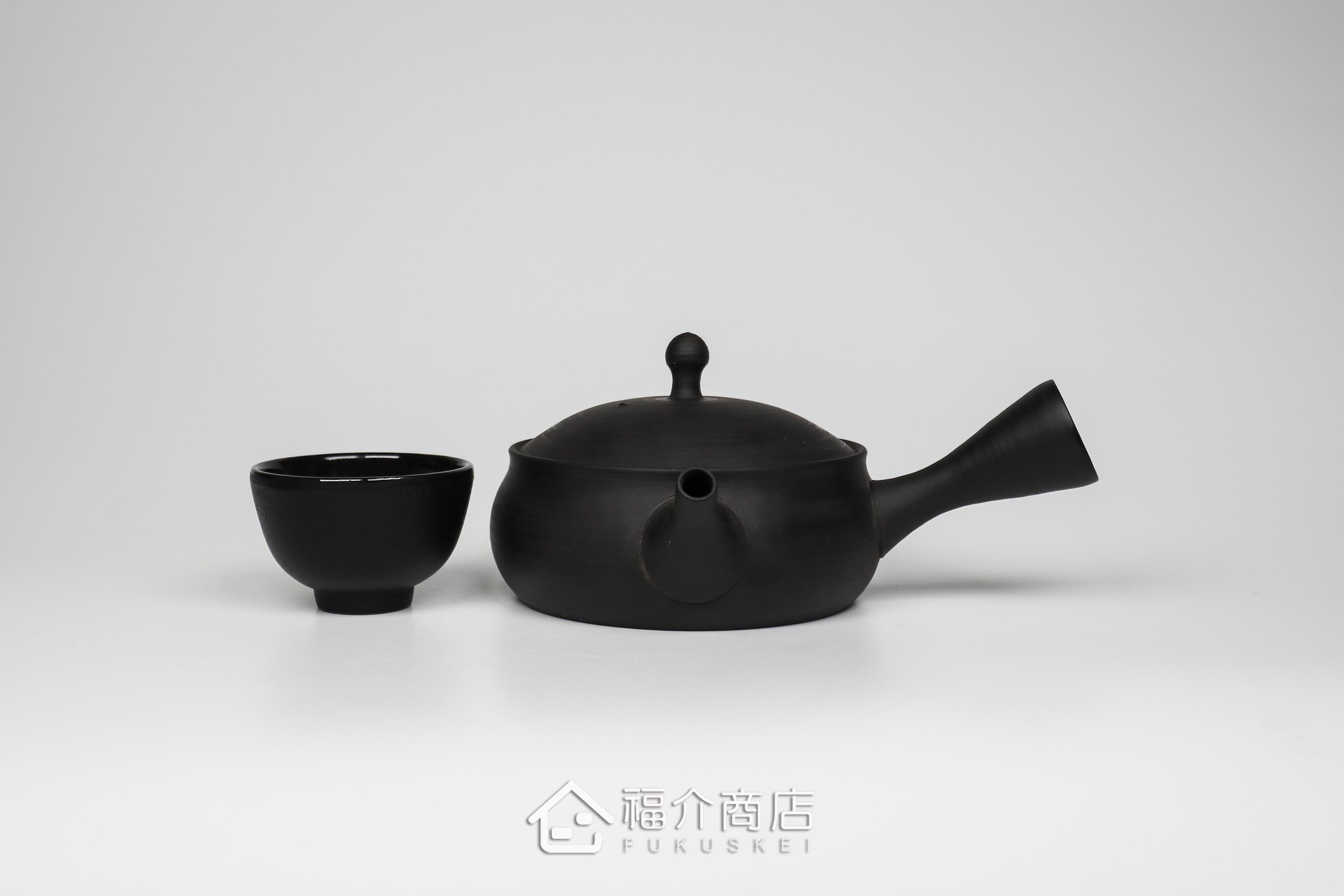 泡茶用的黑色淺型陶壺