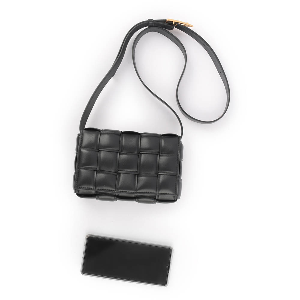 【BOTTEGA VENETA】小羊皮Padded Cassette枕頭編織包(小款)(黑色/金釦)