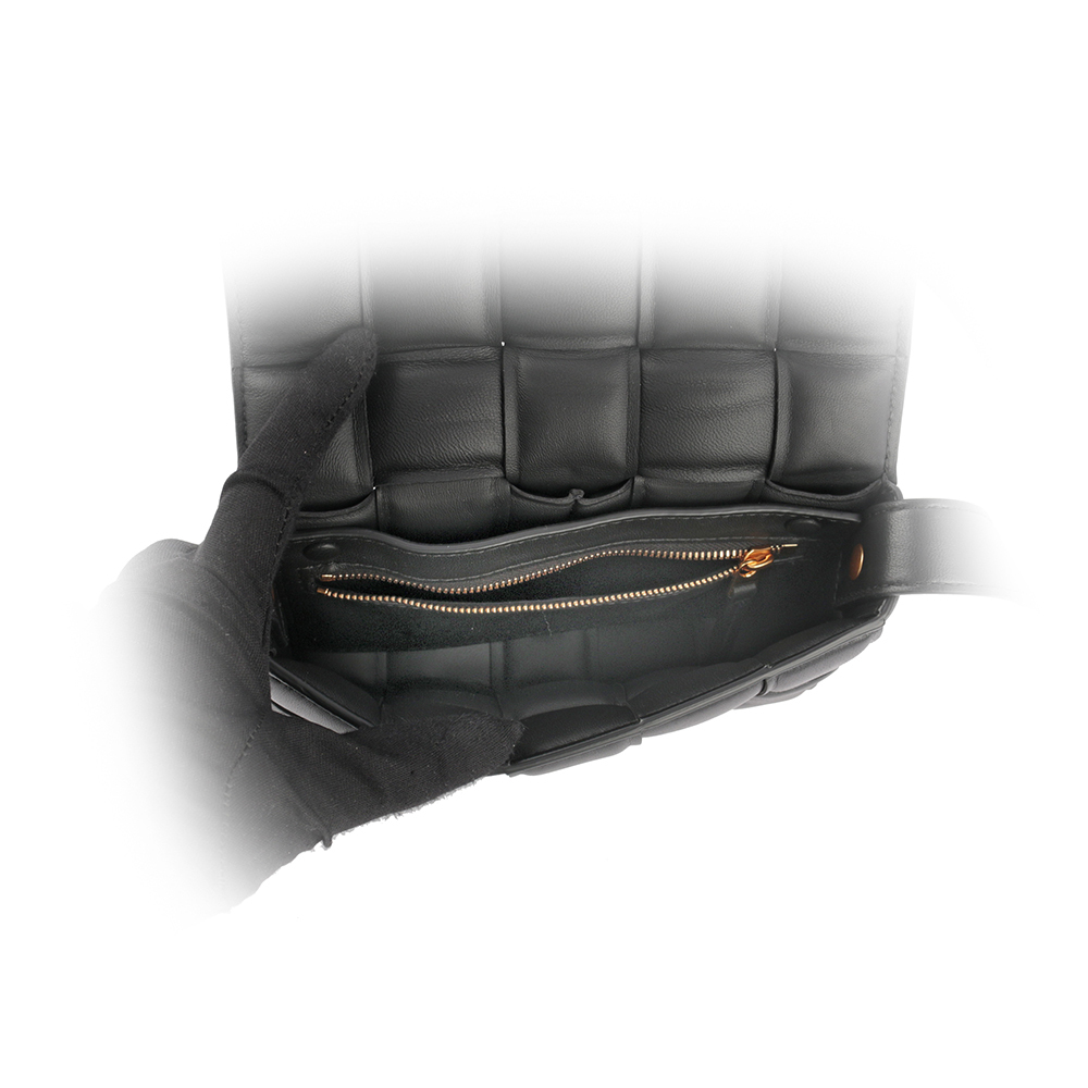 【BOTTEGA VENETA】小羊皮Padded Cassette枕頭編織包(小款)(黑色/金釦)