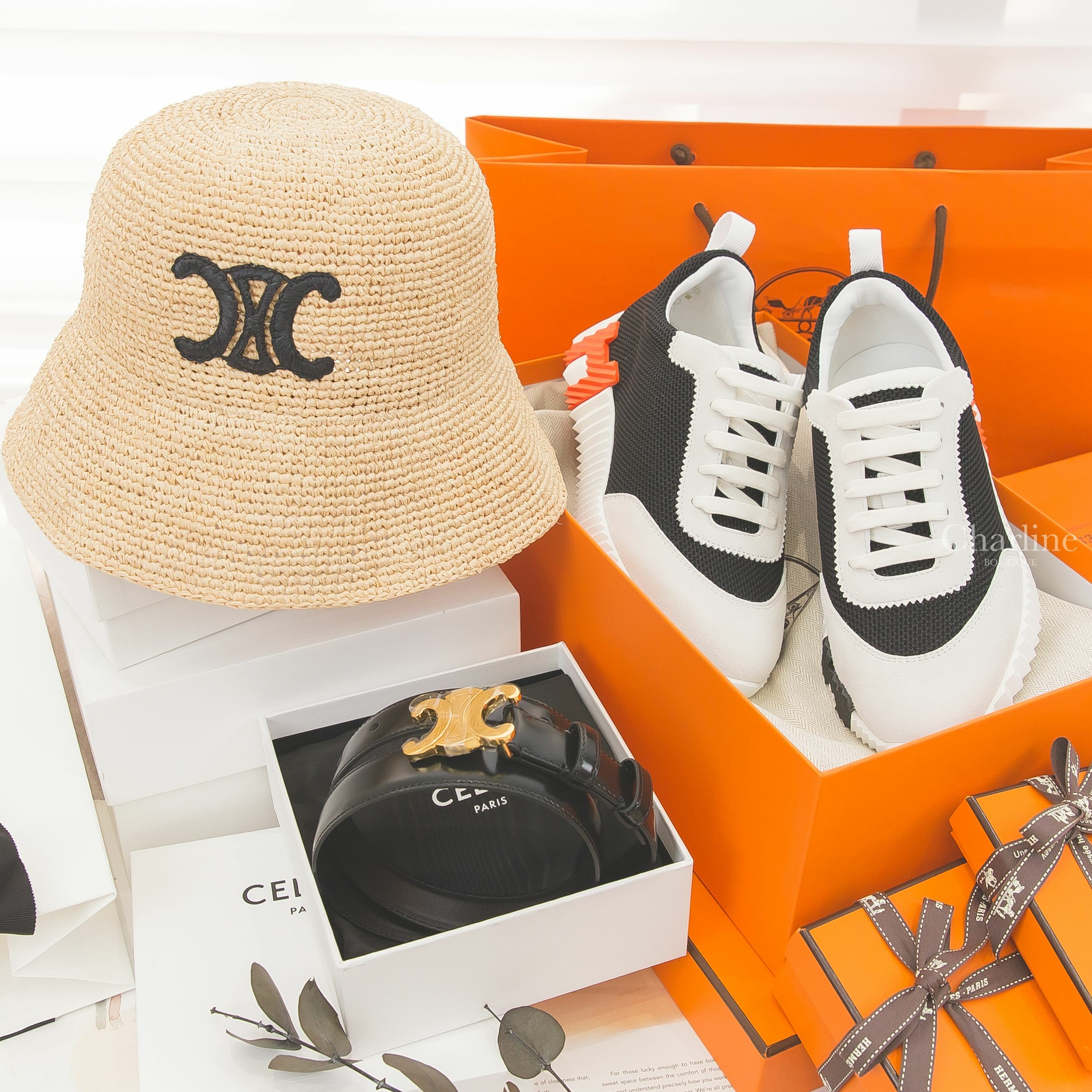 Celine Hat 自然色黑色凱旋門草編漁夫帽,Hermès Bouncing Sneaker 黑色透氣網布白色山羊麂皮黑/橘H運動鞋,Celine 黑色金色凱旋門小牛皮皮帶-Charline Boutique 精品代購