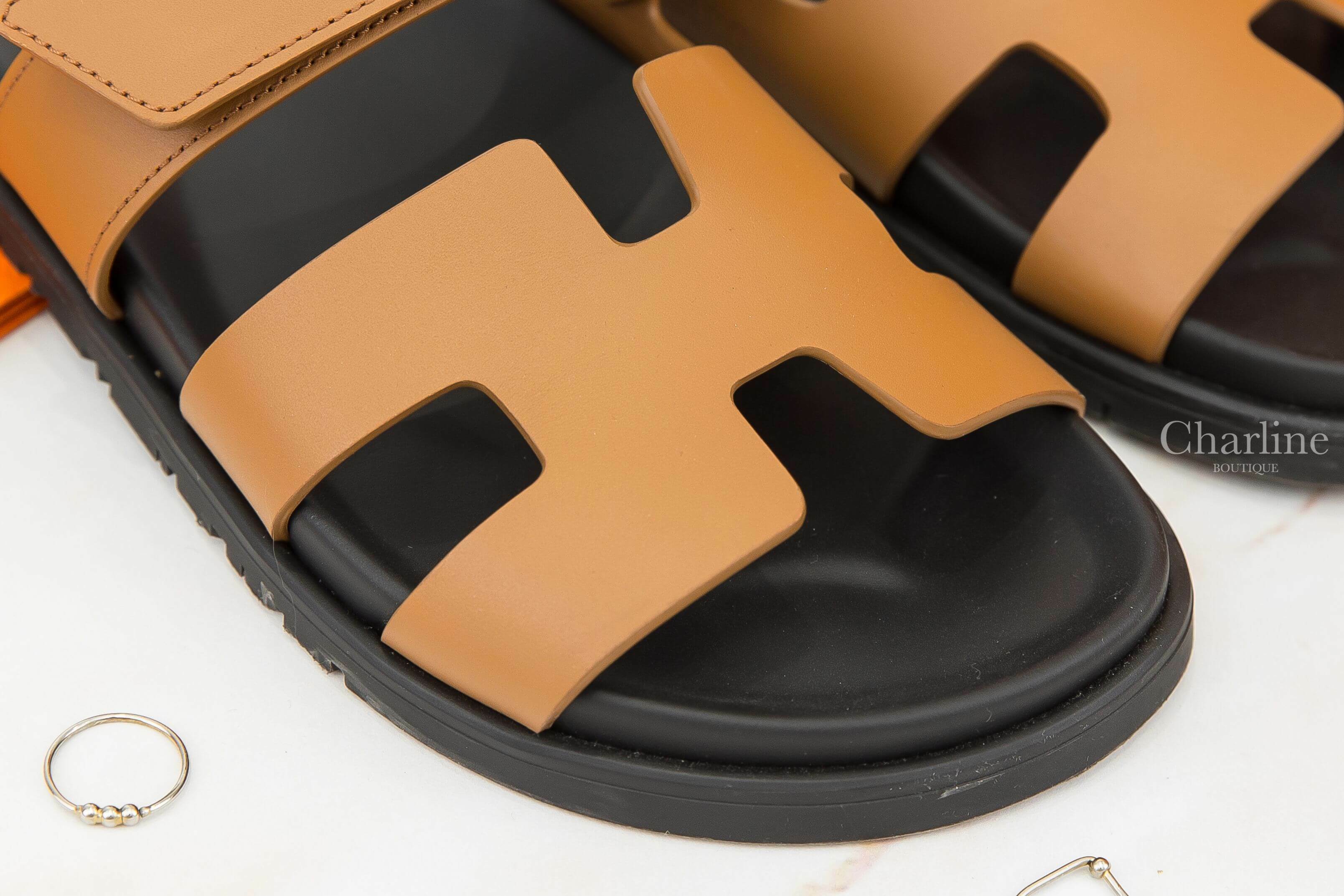 Hermès Chypre Sandal 焦糖色小牛皮黑底魔鬼氈橡膠平底拖鞋