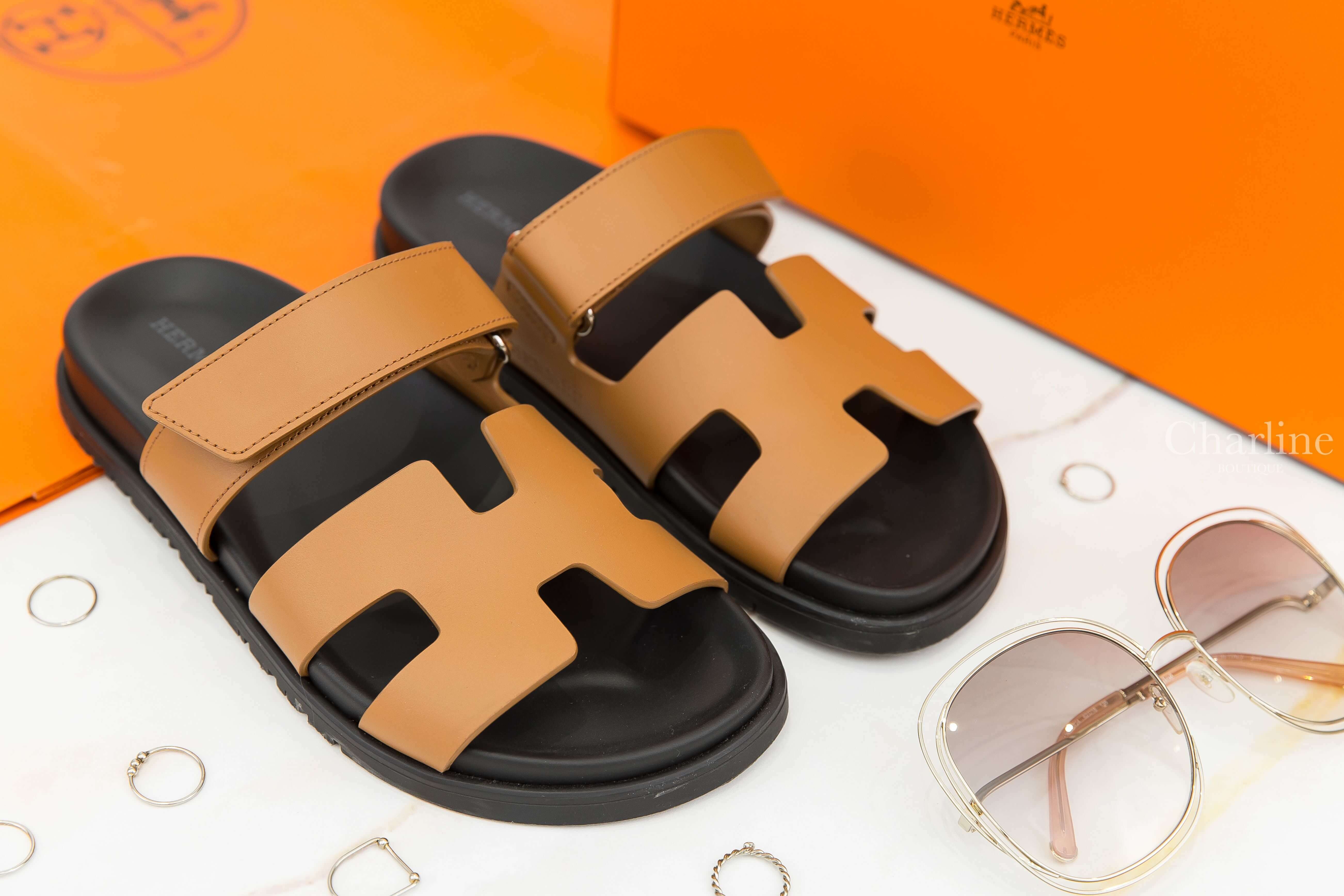 Hermès Chypre Sandal 焦糖色小牛皮黑底魔鬼氈橡膠平底拖鞋-Charline Boutique 精品代購