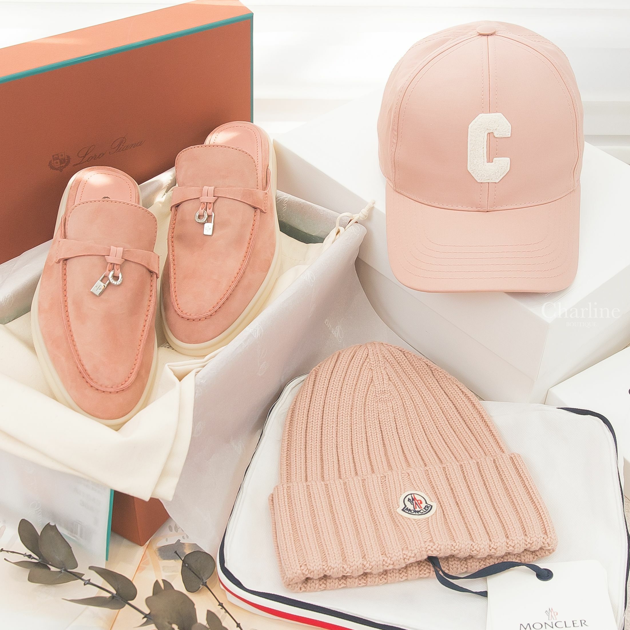 Loro Piana Babouche Charms Walk Loafers 紅蘭花色銀色墜飾柔軟麂皮步行樂福鞋,Celine Baseball Cap In Cotton 復古粉色刺繡白色C棉質棒球帽-Charline Boutique 精品代購