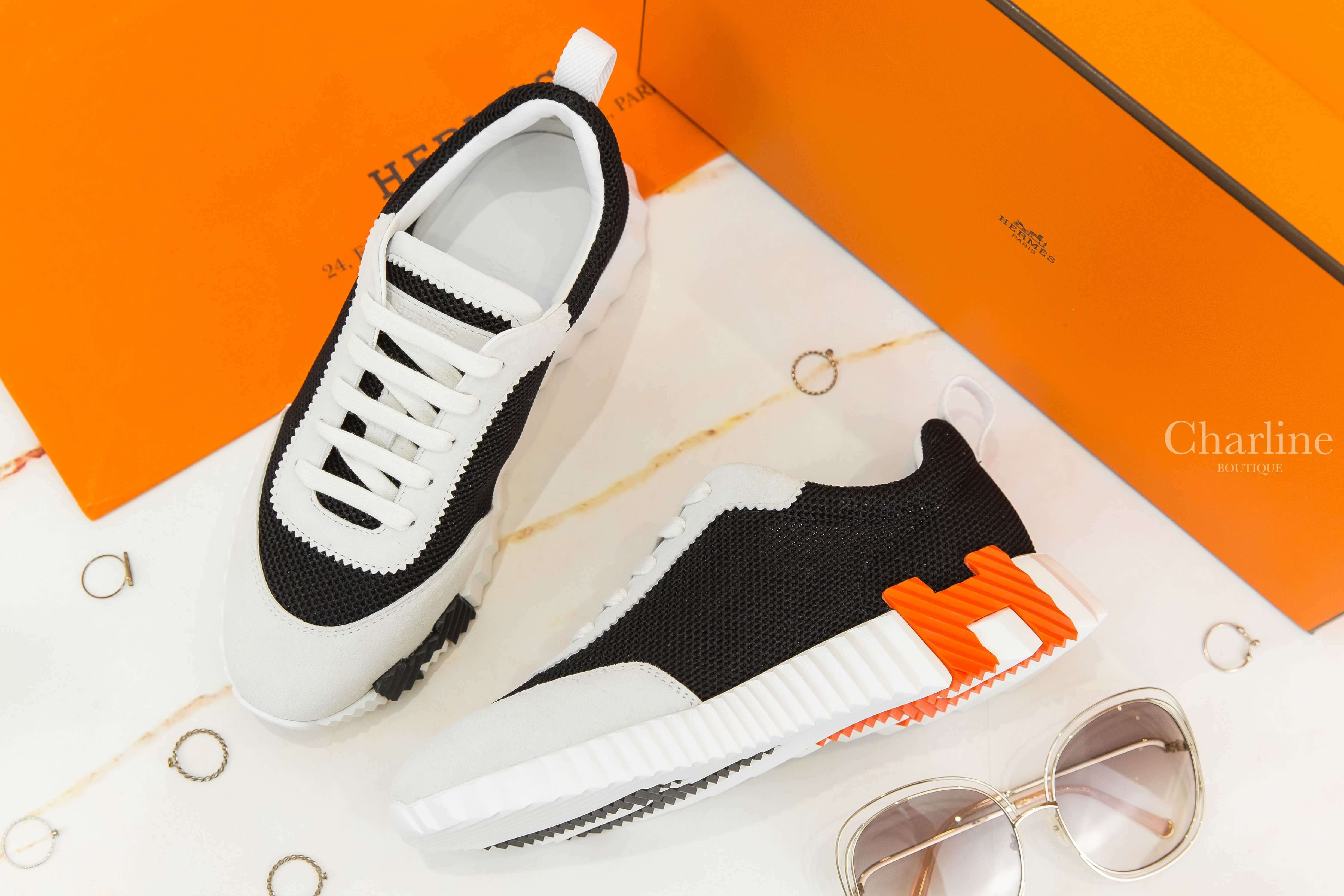 Hermès Bouncing Sneaker 黑色透氣網布白色山羊麂皮黑/橘H運動鞋-Charline Boutique 精品代購