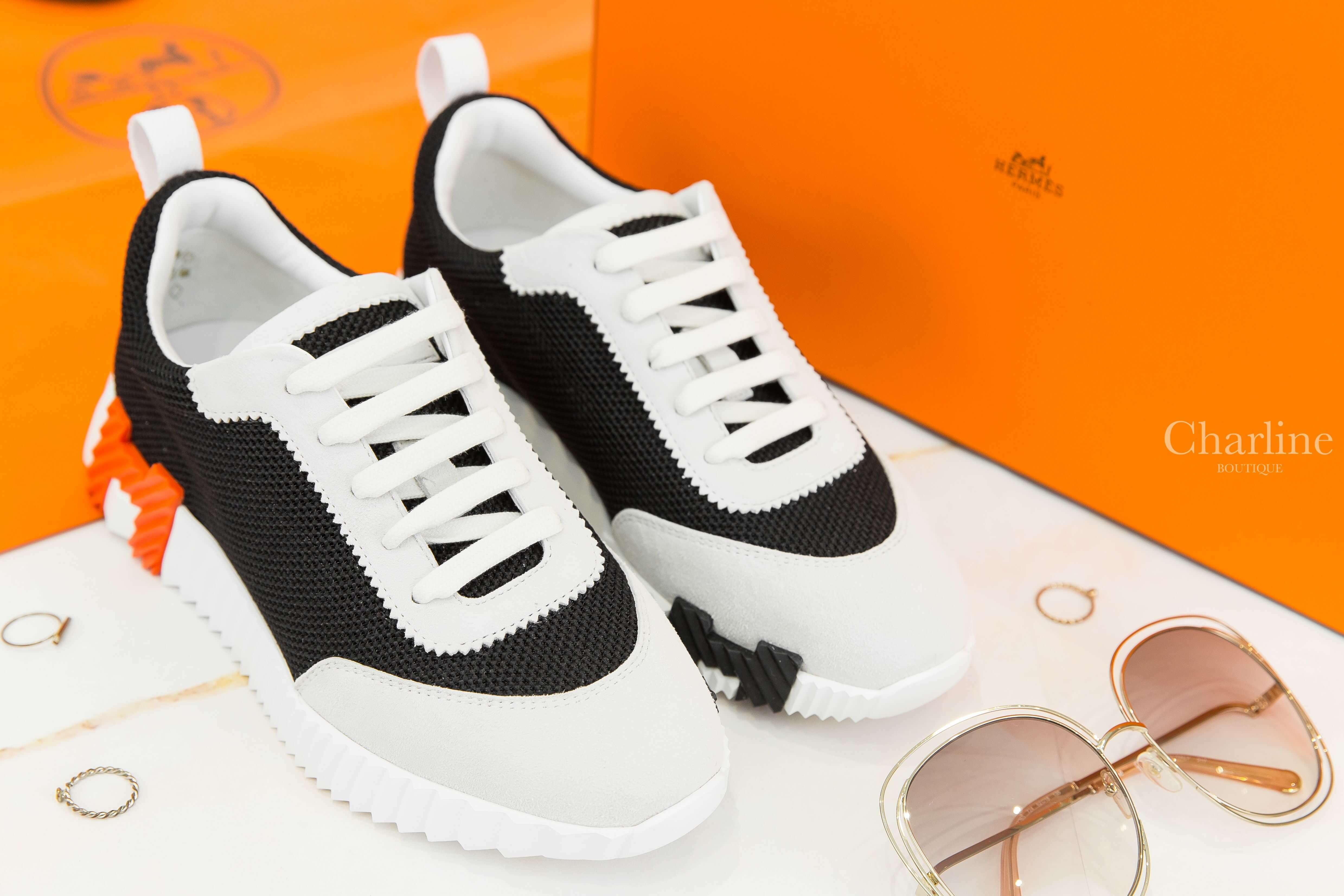 Hermès Bouncing Sneaker 黑色透氣網布白色山羊麂皮黑/橘H運動鞋-Charline Boutique 精品代購