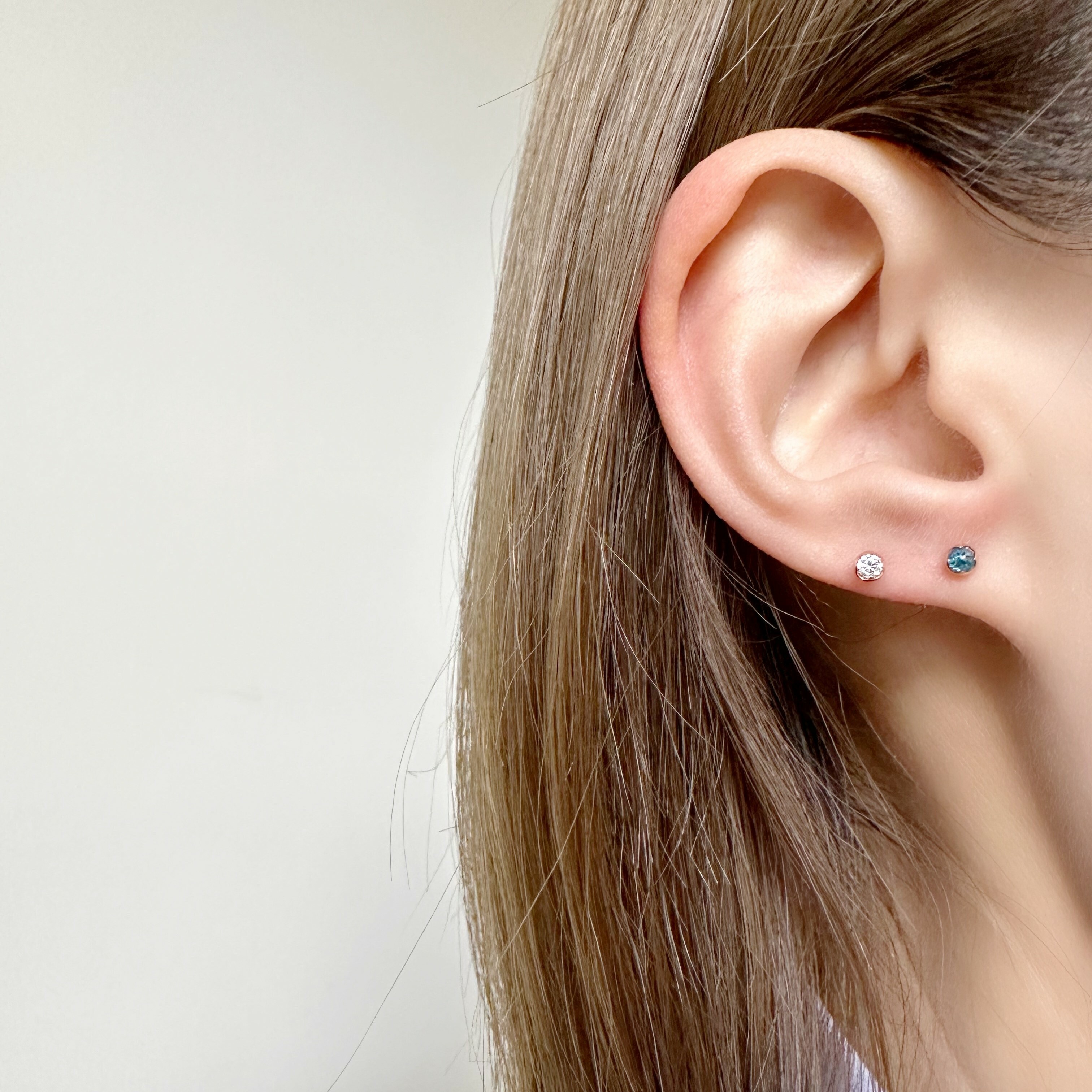 14K圓四爪藍鑽原礦雙面轉珠耳環