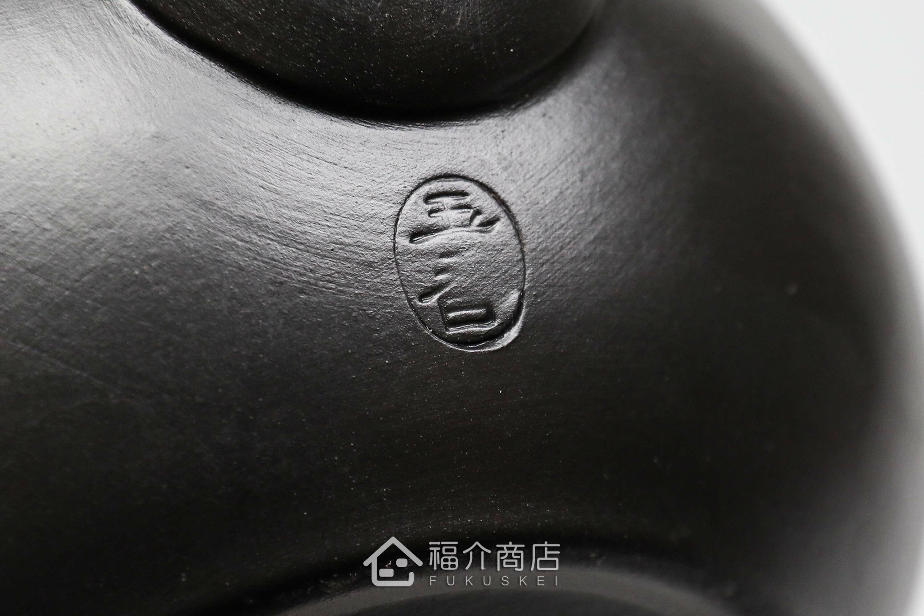 泡茶時將茶水分別倒入杯子的分茶壺