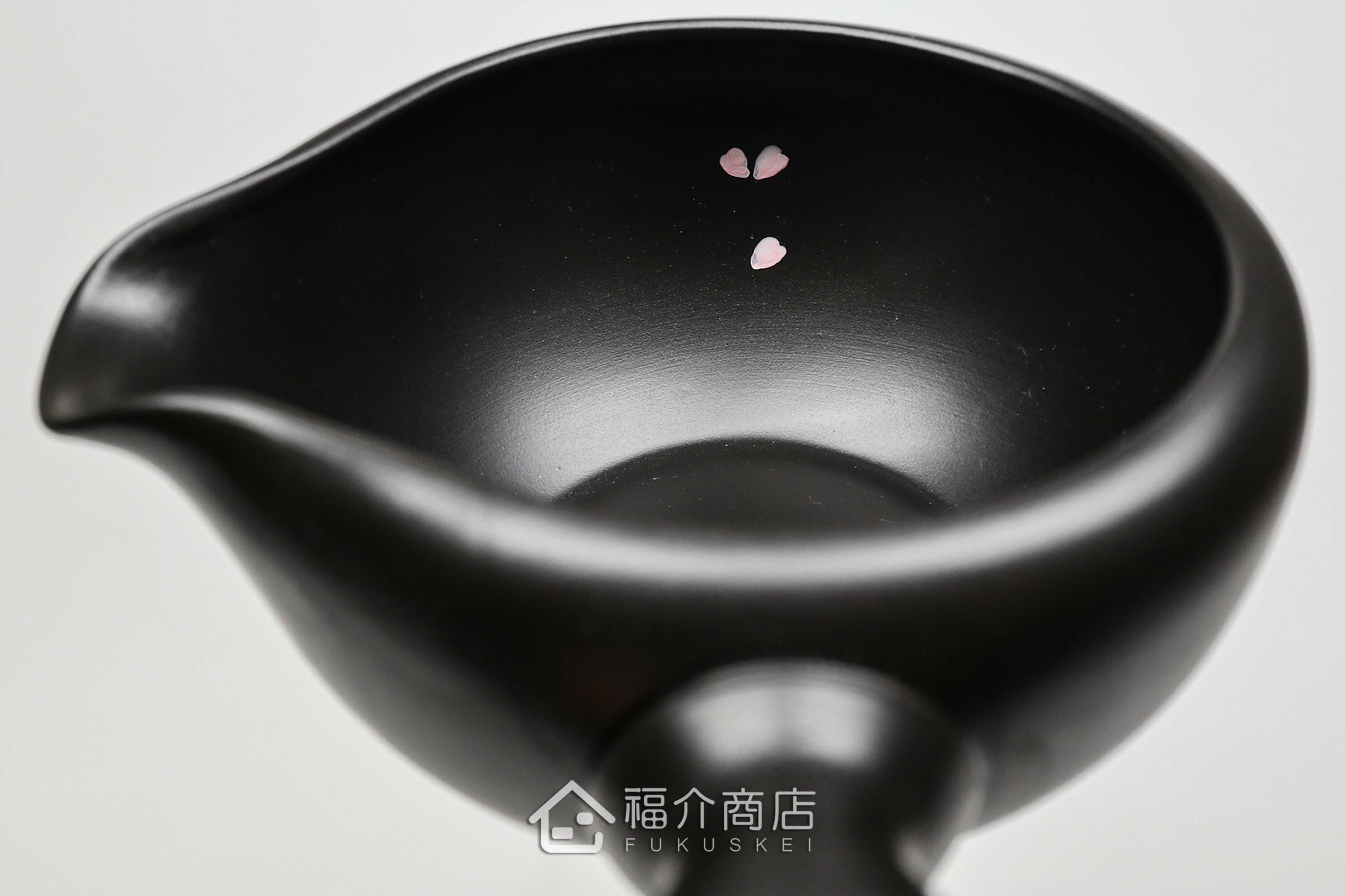 泡茶時將茶水分別倒入杯子的分茶壺