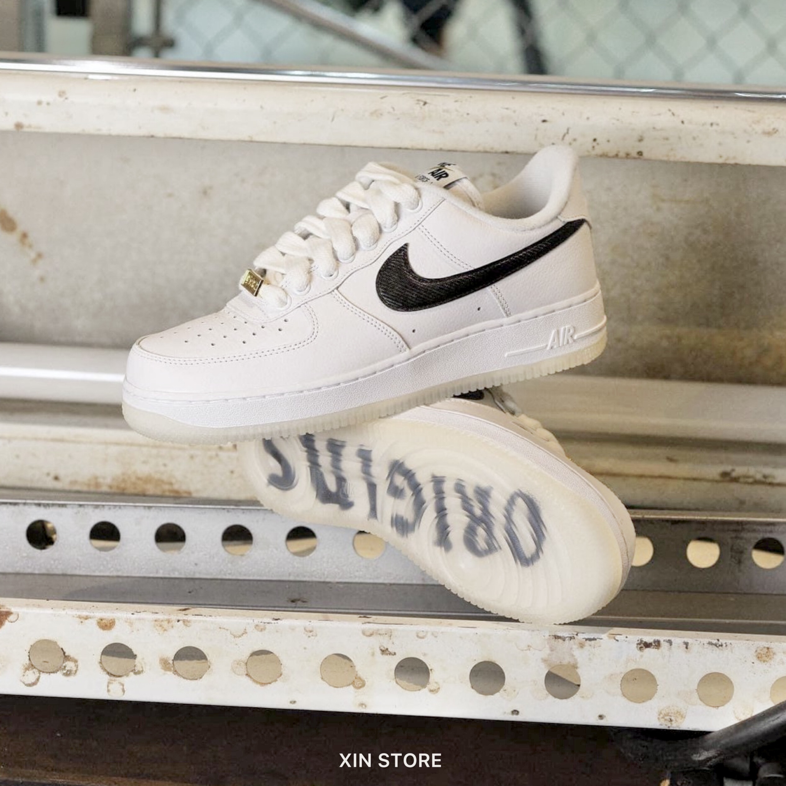 Nike Air Force 1 AF1 GS Premium 低筒金屬鎖扣透明橡膠底黑白