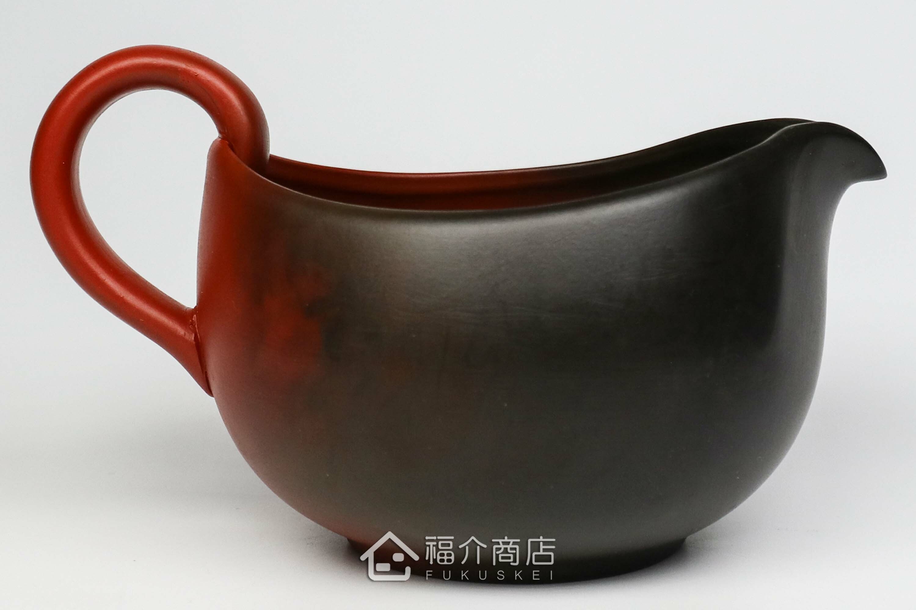 泡茶時將茶水分別倒入杯子的分茶壺