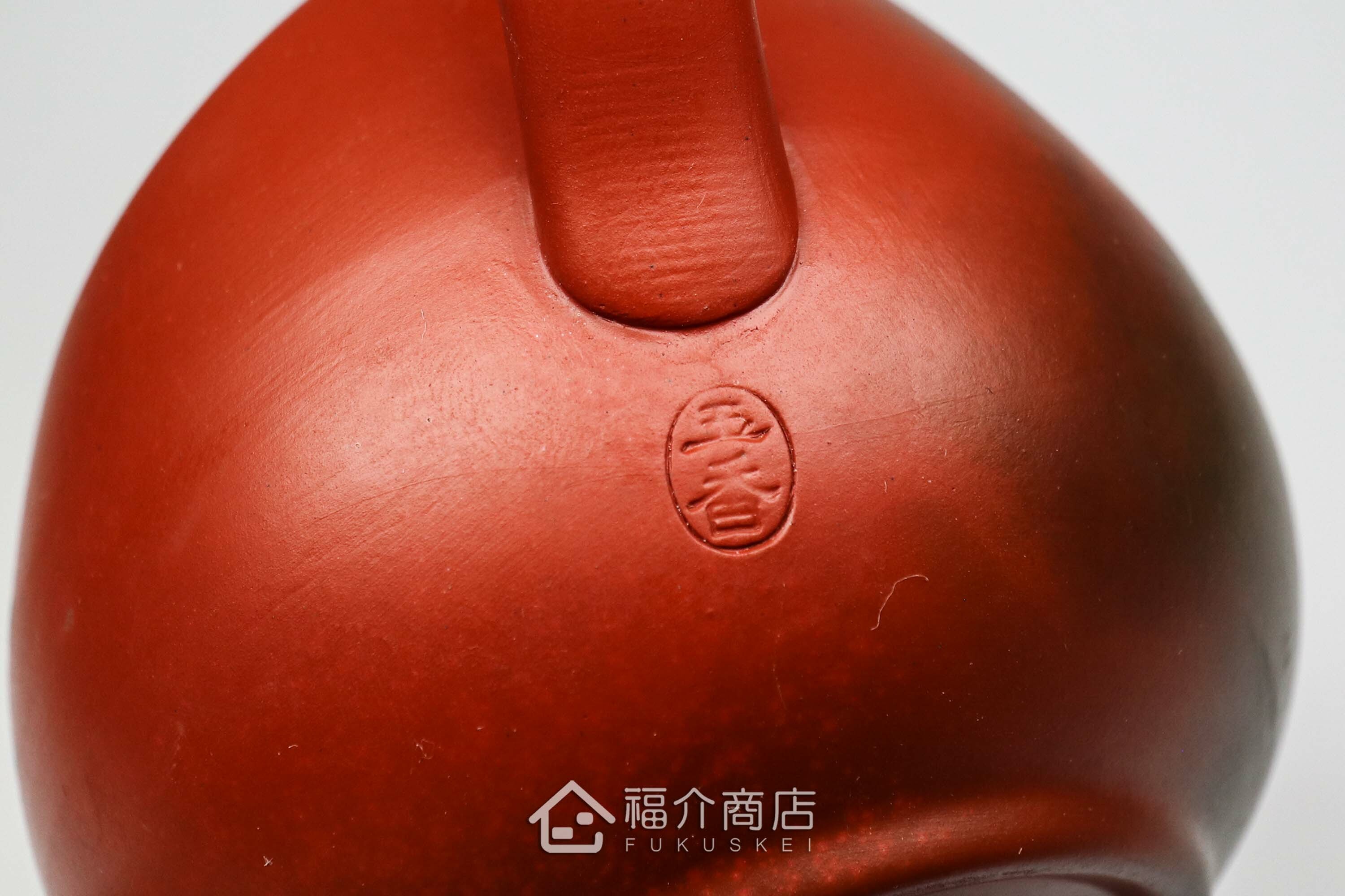 泡茶時將茶水分別倒入杯子的分茶壺