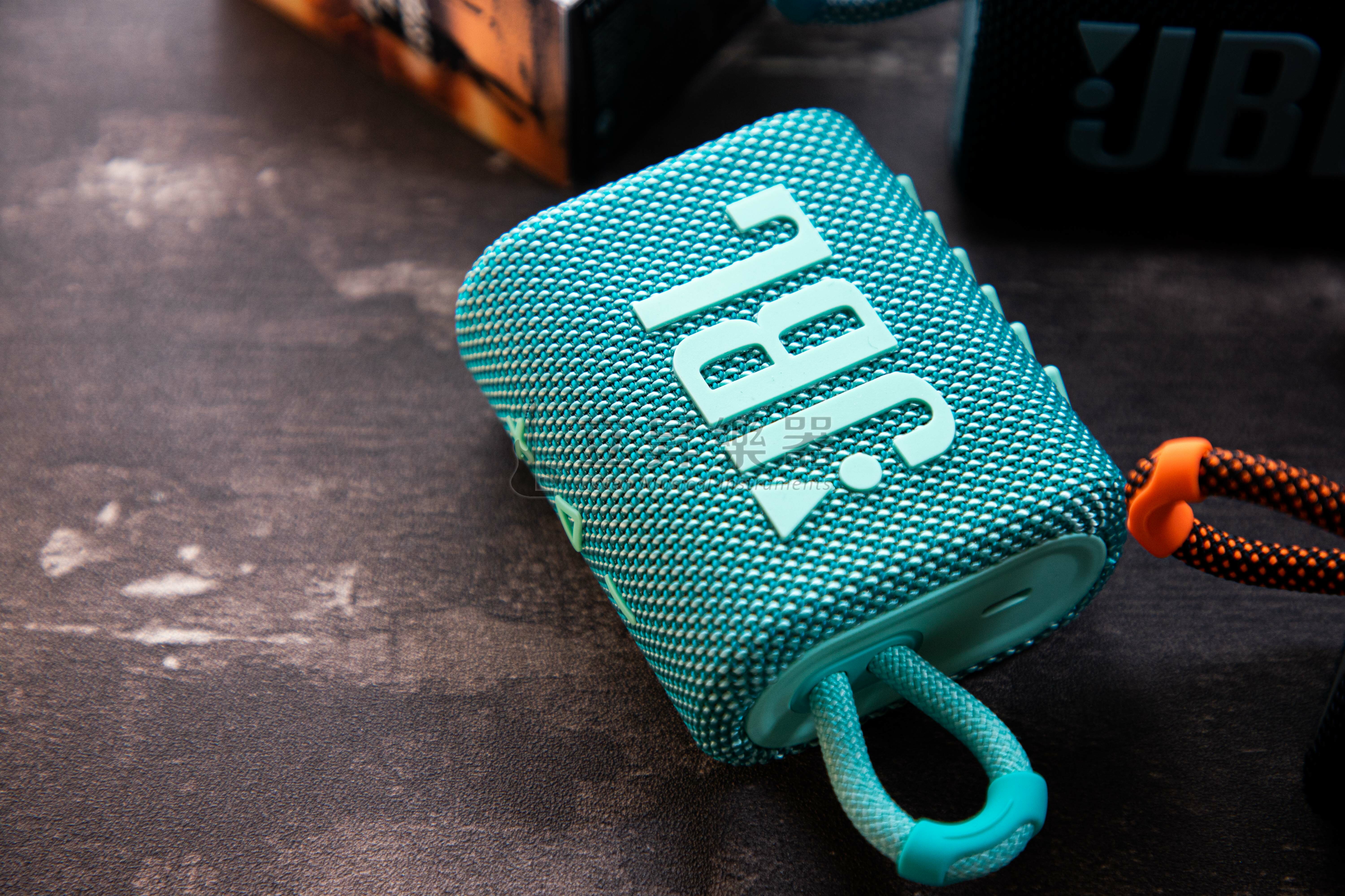 JBL JBL GO 3 可攜式防水 藍牙喇叭 藍牙5.1技術 IP67防水防塵 5小時音樂播放 原廠保固 ｜ BLK 黑色/BLKO 黑橘色/BLU 藍色/TEAL 淺綠色 第 6 張圖片｜三峽錄音 / 音響