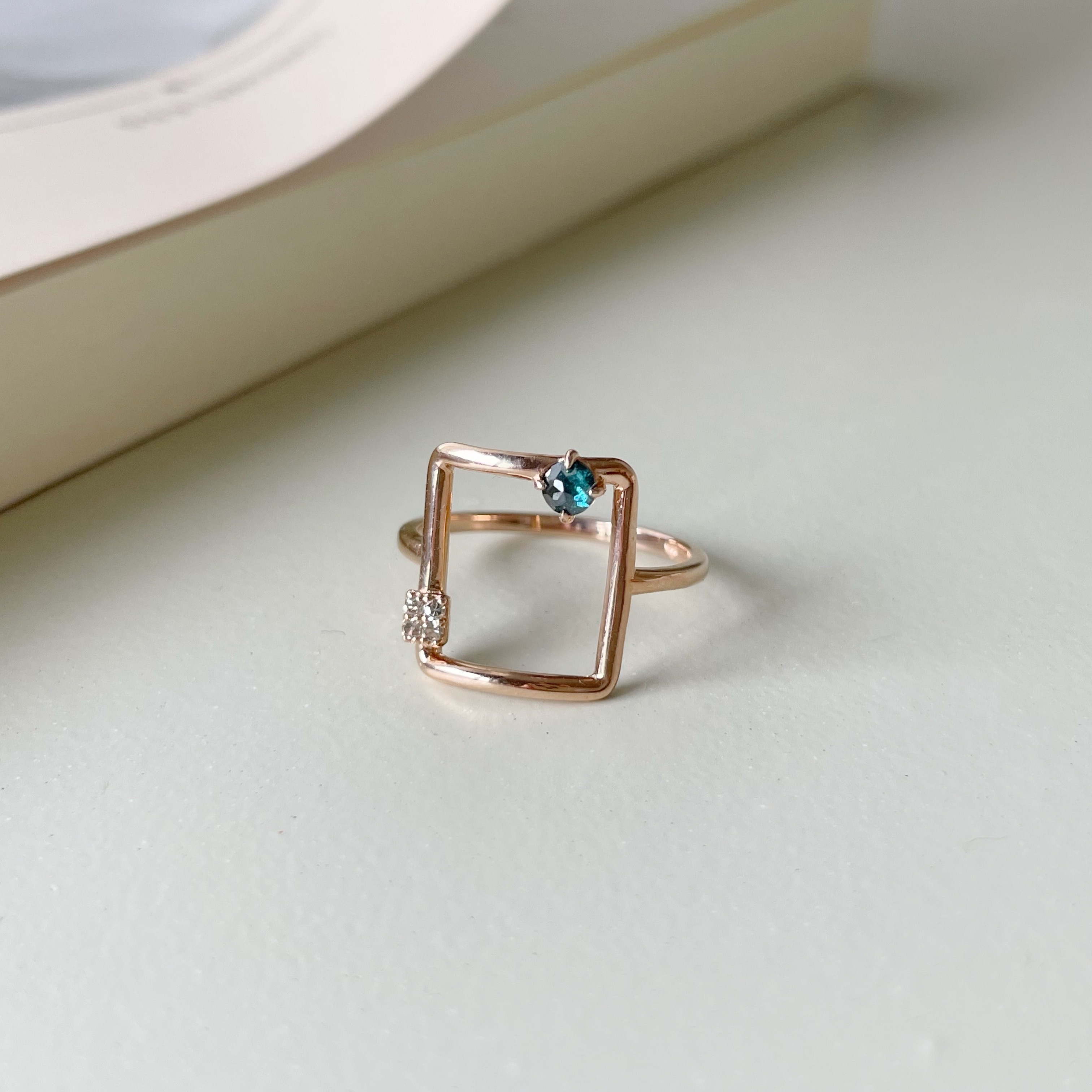 14K Curved簍空方形藍鑽原礦戒指