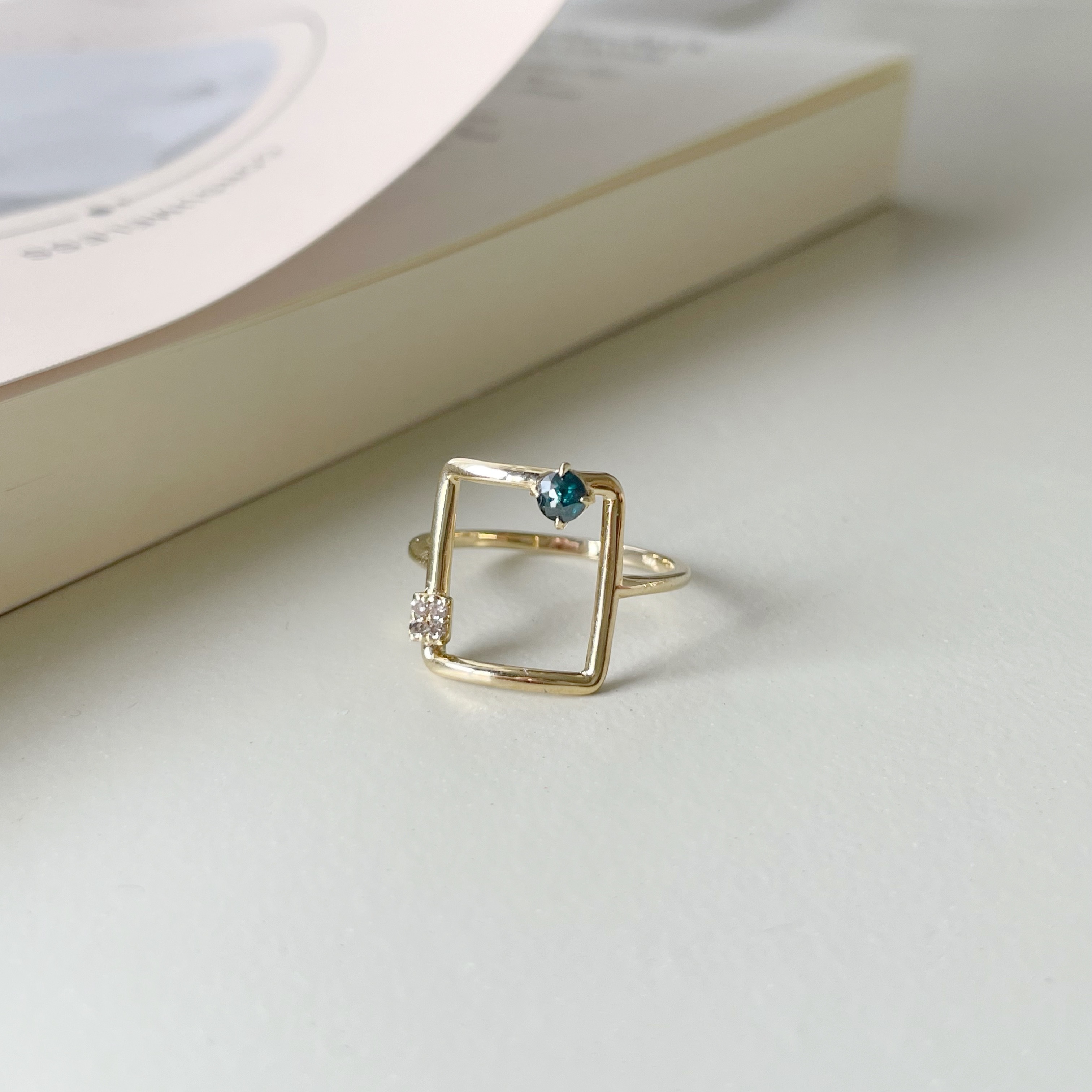 14K Curved簍空方形藍鑽原礦戒指