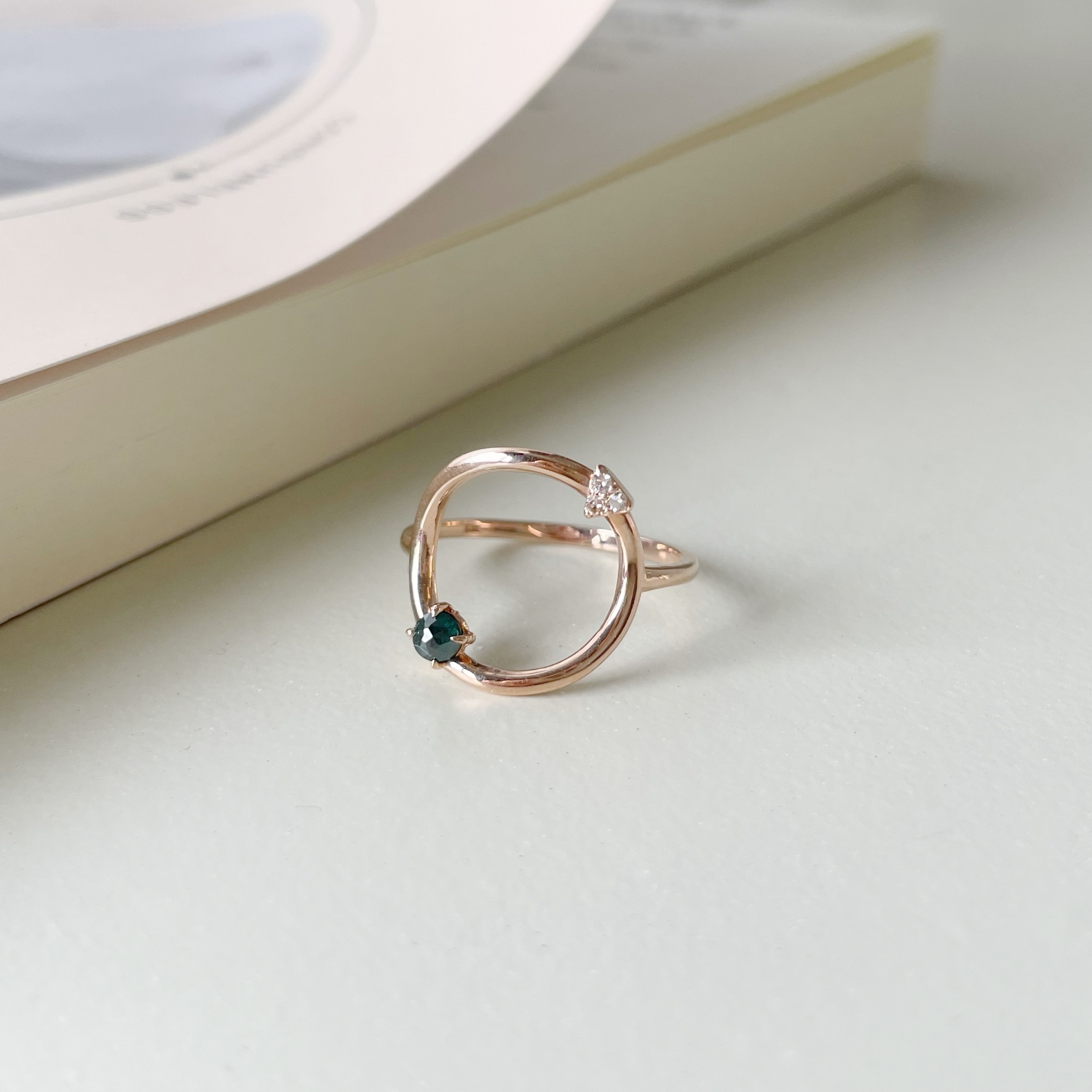 14K Curved簍空圓形藍鑽原礦戒指