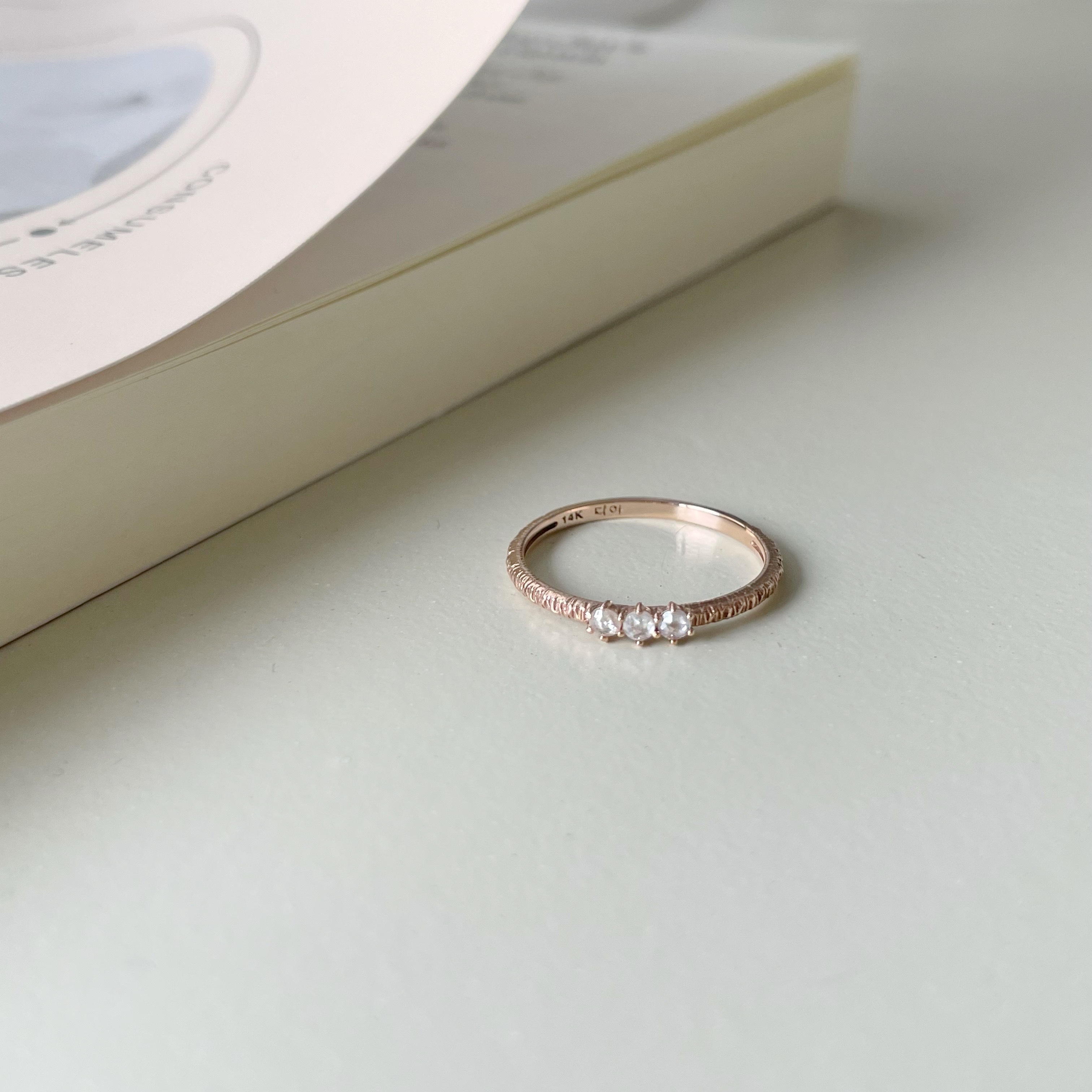 14K復古刻紋三顆灰鑽原礦戒指