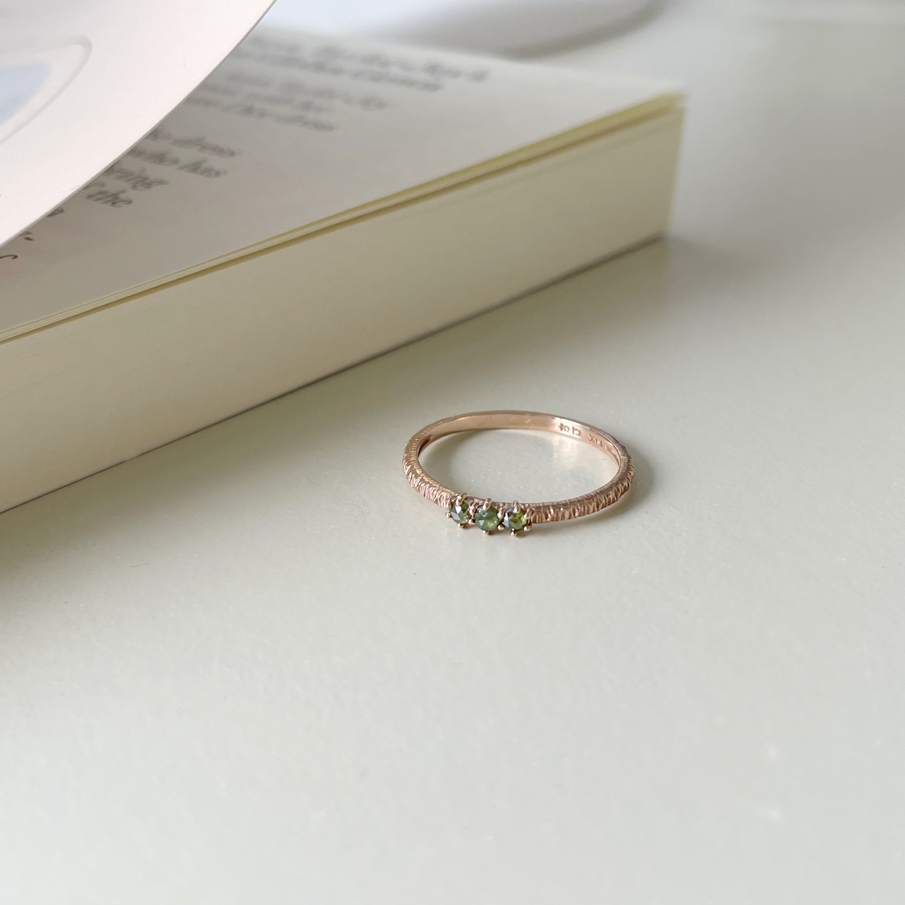 14K復古刻紋三顆綠鑽原礦戒指