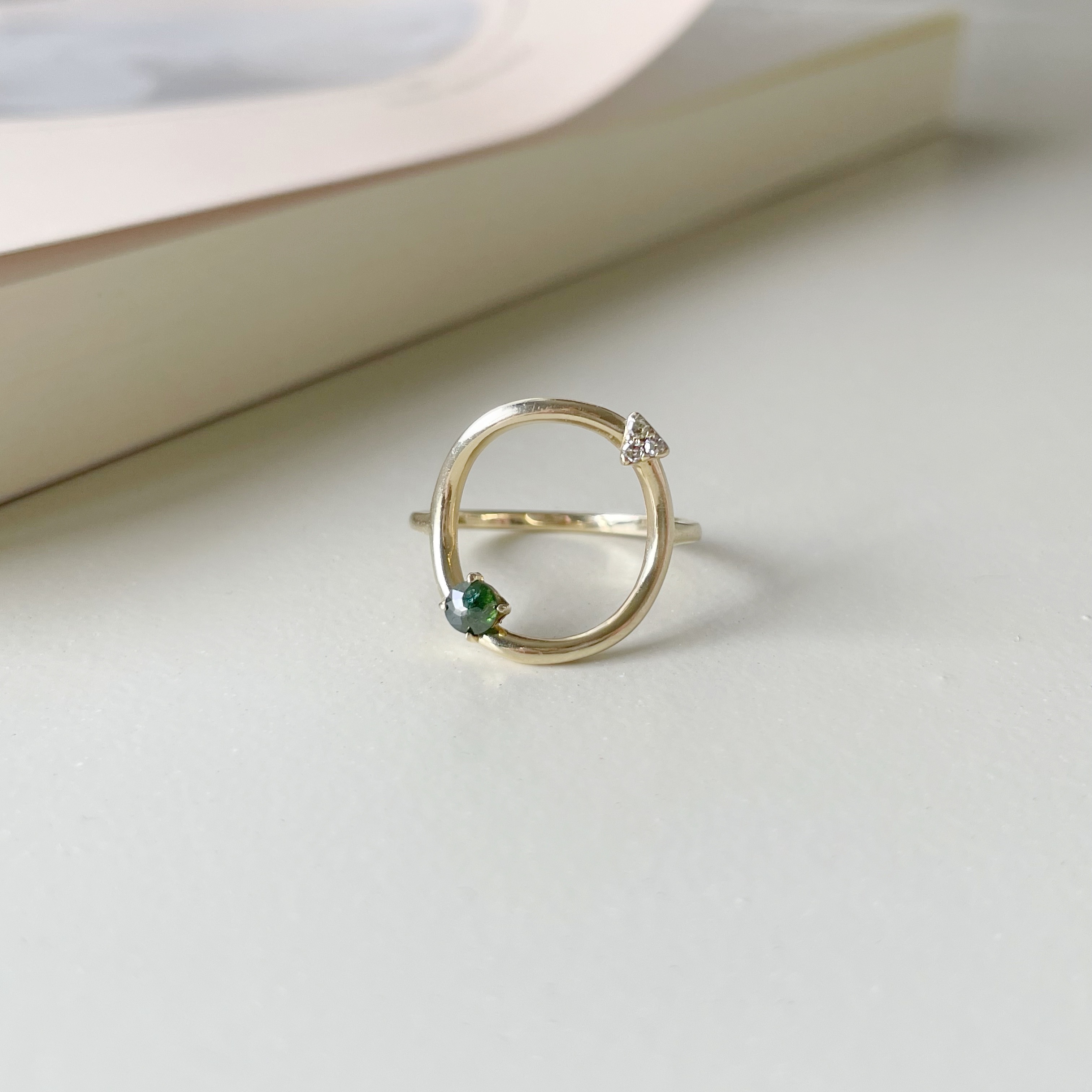 14K Curved簍空圓形藍鑽原礦戒指