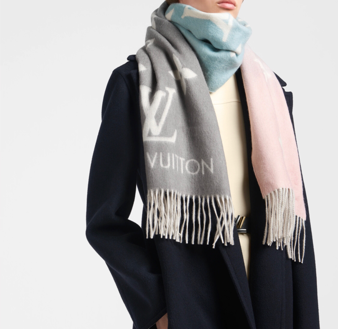 Shop Louis Vuitton Reykjavik gradient scarf by attrayant