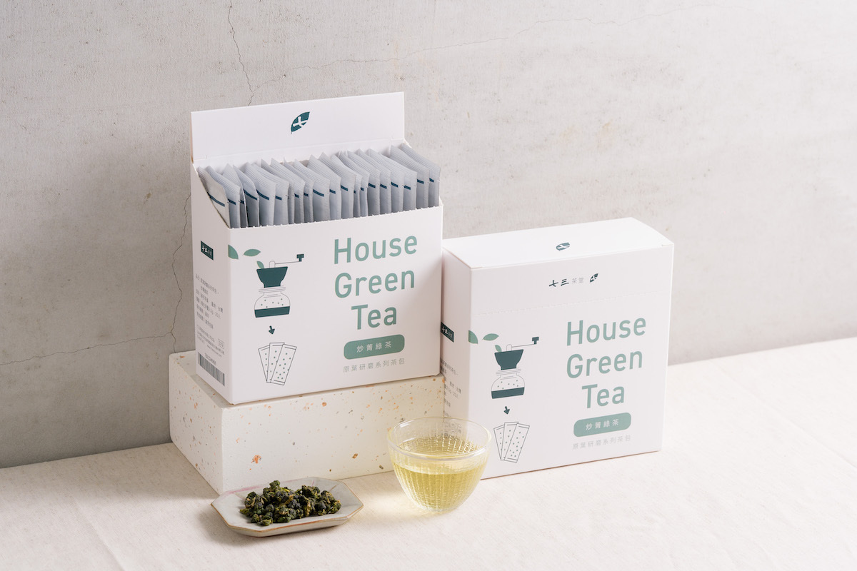 七三茶堂研磨調和茶, 獨享條形茶包, 炒菁綠茶. 調和了數款台灣各地產製的綠茶, 味豐甘美. 富含兒茶素, 味道鮮爽, 帶有海苔和青草香, 餐後飲用清爽代謝油膩, 還能芬芳口氣.