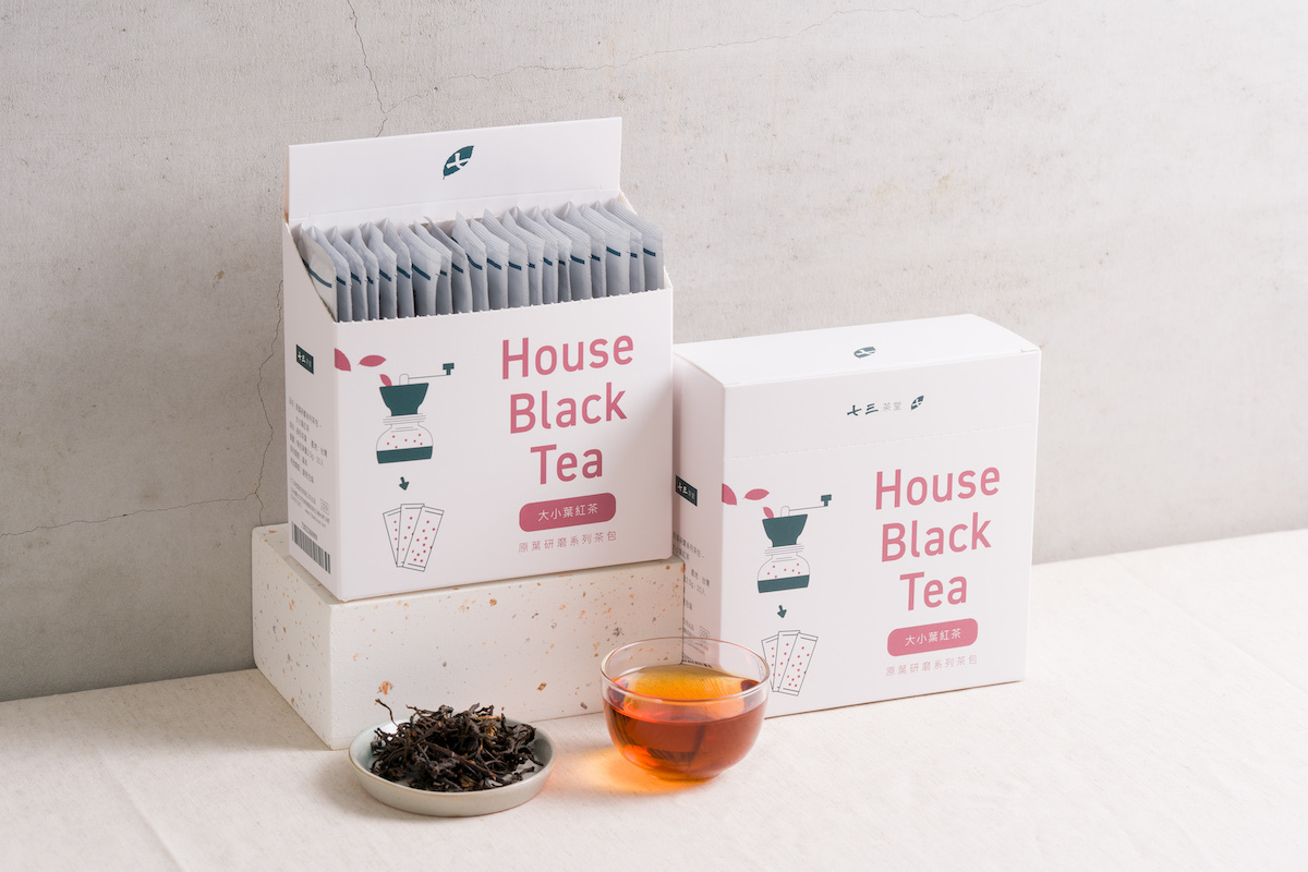 七三茶堂研磨調和茶, 獨享條形茶包, 大小葉紅茶. 三種台灣紅茶的完美調和，濃郁甜柔，層次豐富. 雖然沒有加糖, 冷泡時卻會自然產生香甜, 同時也是戒除含糖飲料的好幫手.