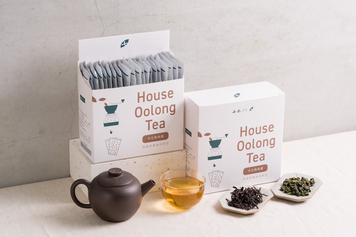 七三茶堂研磨調和茶, 獨享條形茶包, 半生熟烏龍. 同時具有生茶的新鮮感與熟茶的濃厚度. 以龍眼木炭慢火細焙出清楚風味, 糖炒栗子甜香, 溫潤不躁, 尾韻回甘.