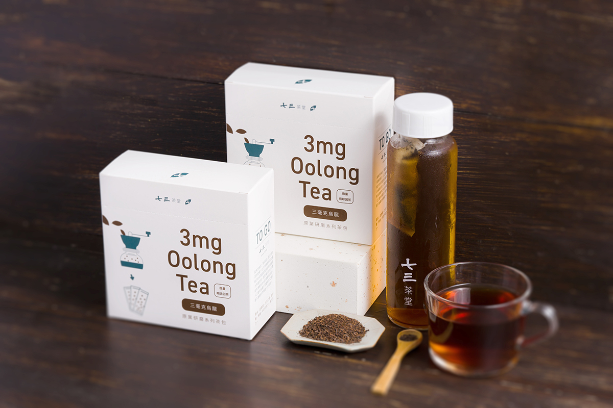 七三茶堂研磨調和茶, 獨享條形茶包, 三毫克烏龍. 以全程100%龍眼木炭反覆焙火, 深焙出具甜香調、巧克力調般的麥芽糖、焦糖、牛奶巧克力、黑巧克力般的迷人風味. 微乎其微的咖啡因含量, 讓愛喝茶的你, 晚上喝也不影響睡眠.