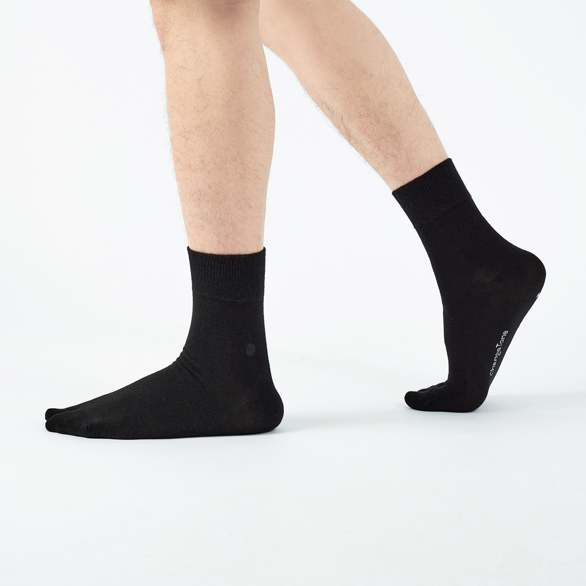 LOGO刺繡分趾中筒襪〈黑〉